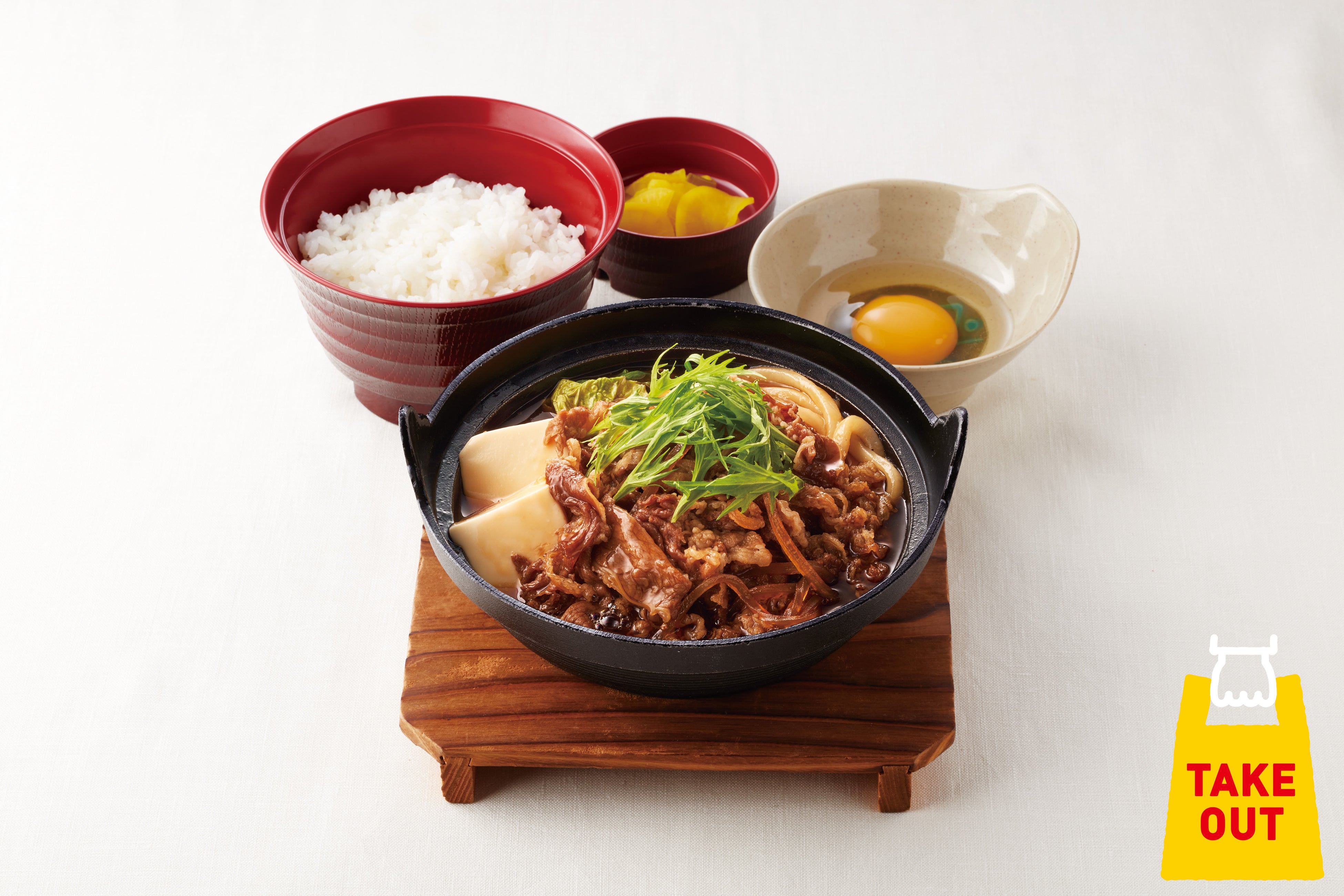 ※写真は「肉増し！すき焼き鍋定食（うどん麺入り）」です。