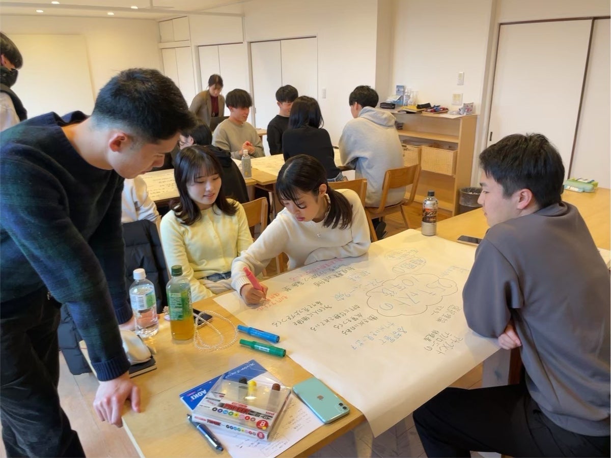 内定者49名が全社員の前で「1分間プレゼン」 アチーブメントが2027年度新卒内定式を開催