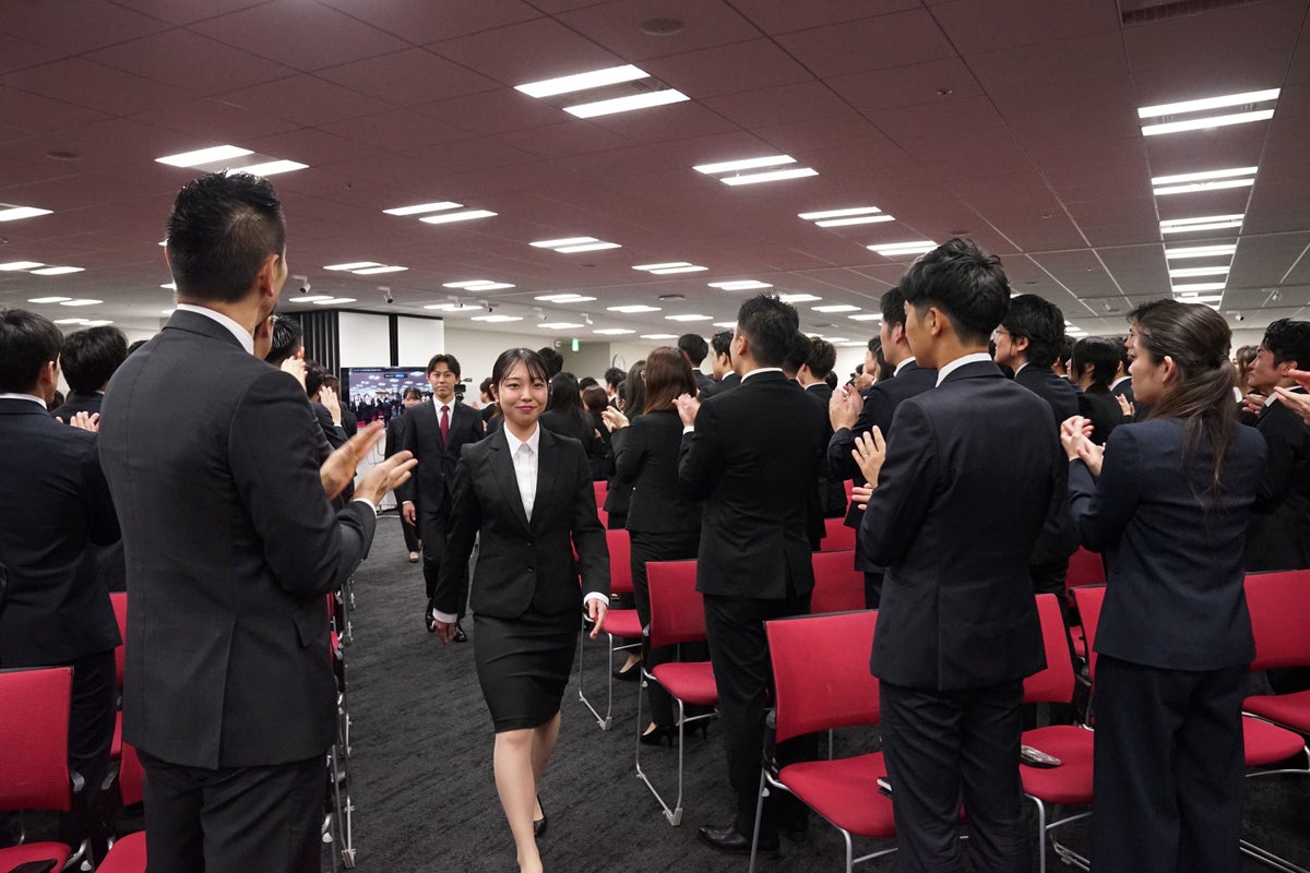内定者49名が全社員の前で「1分間プレゼン」 アチーブメントが2027年度新卒内定式を開催