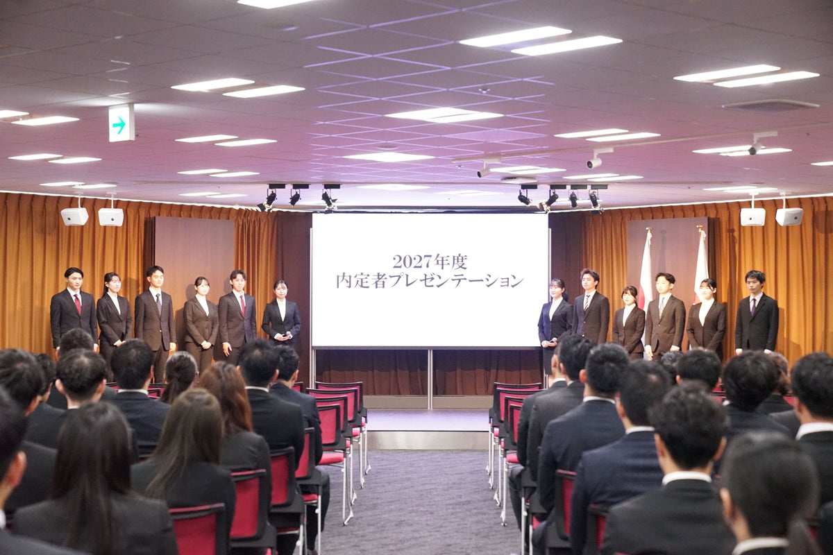 内定者49名が全社員の前で「1分間プレゼン」 アチーブメントが2027年度新卒内定式を開催