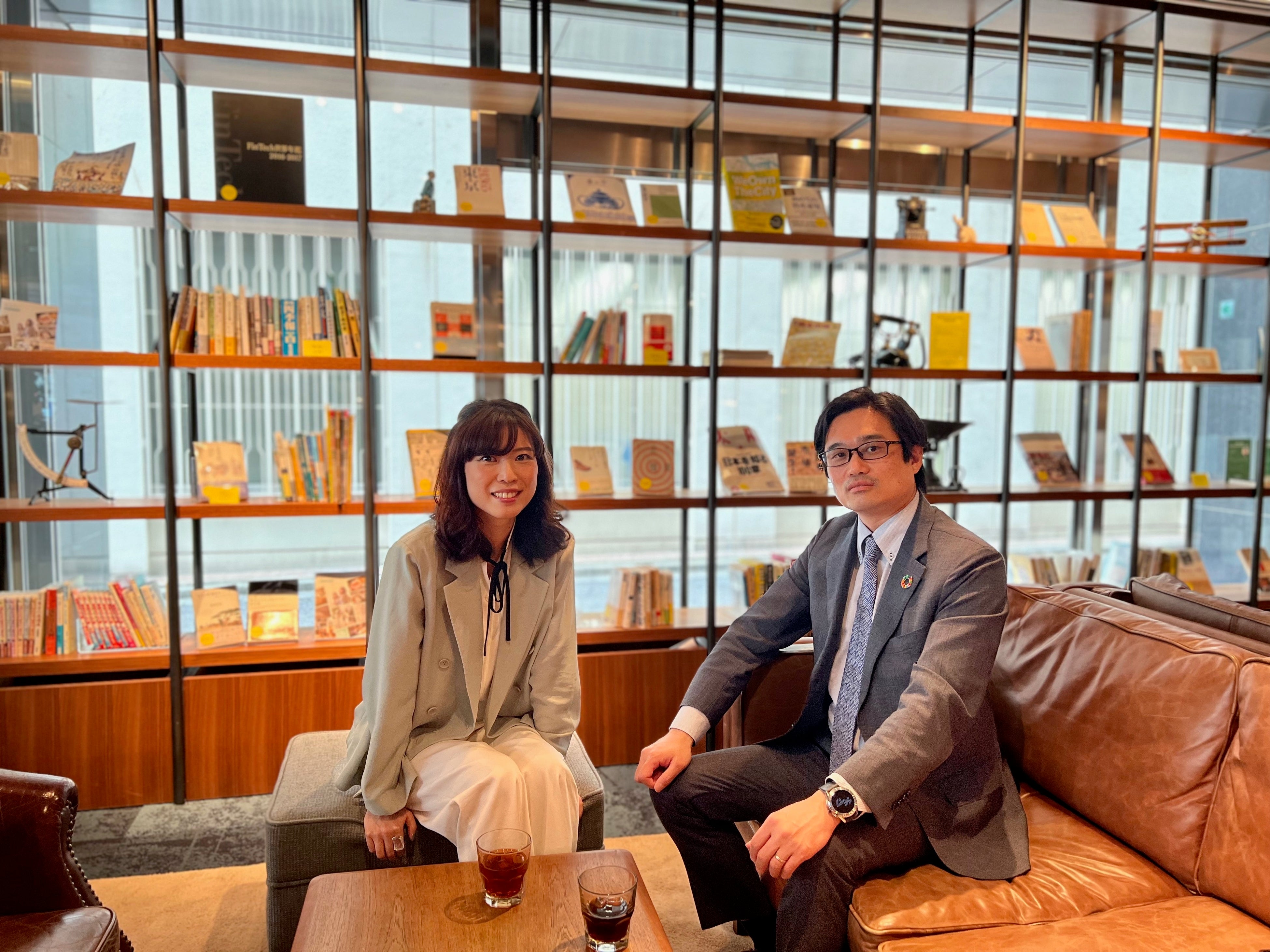 右：須山 剛氏 左：鈴木万梨子