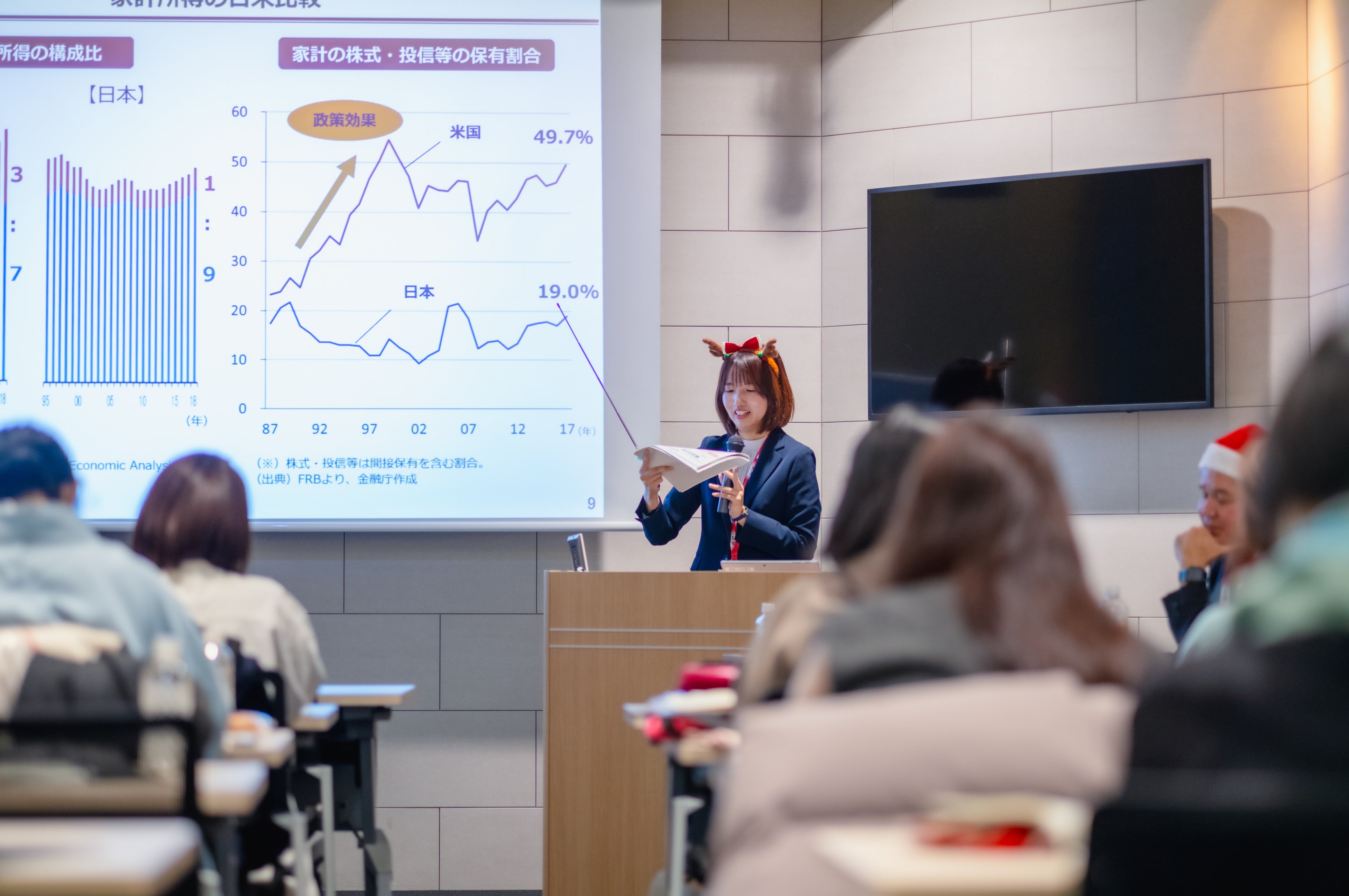 金融庁さんより、新しいNISAとこれまでのNISAの違いをわかりやすく。（撮影：金子慶一）