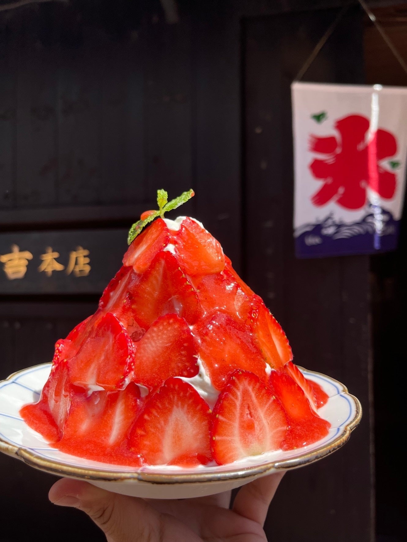 ■生いちごとクリームのかき氷：¥1,800(税込)