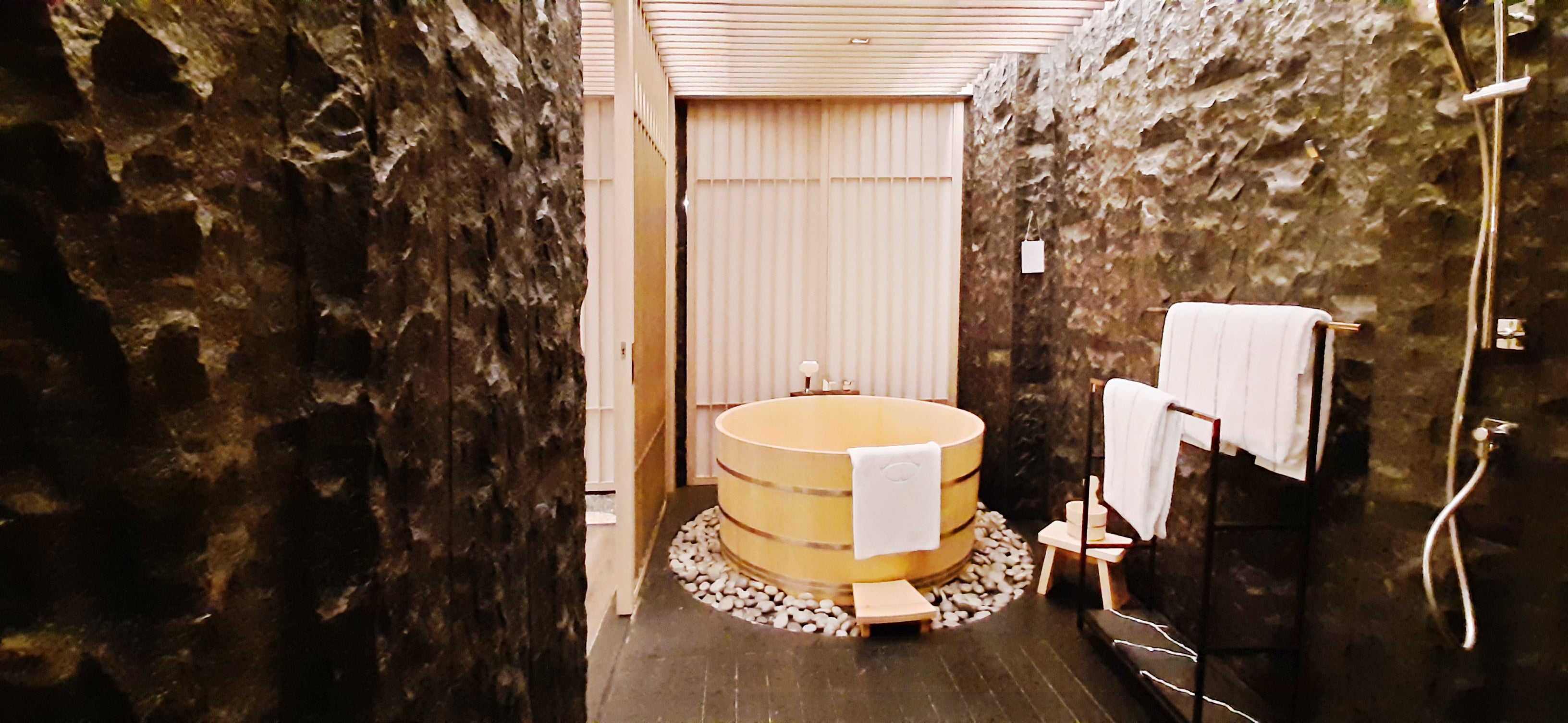 檜風呂付きの「檜湯ルーム」は、リラックス効果も抜群