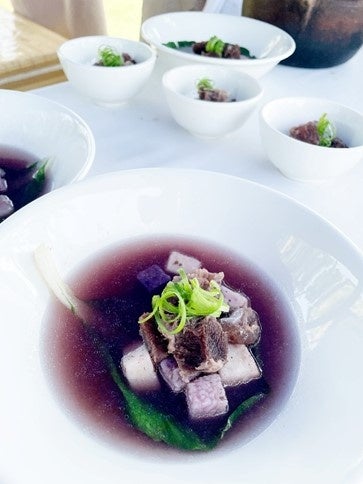 水牛とウベのスープ