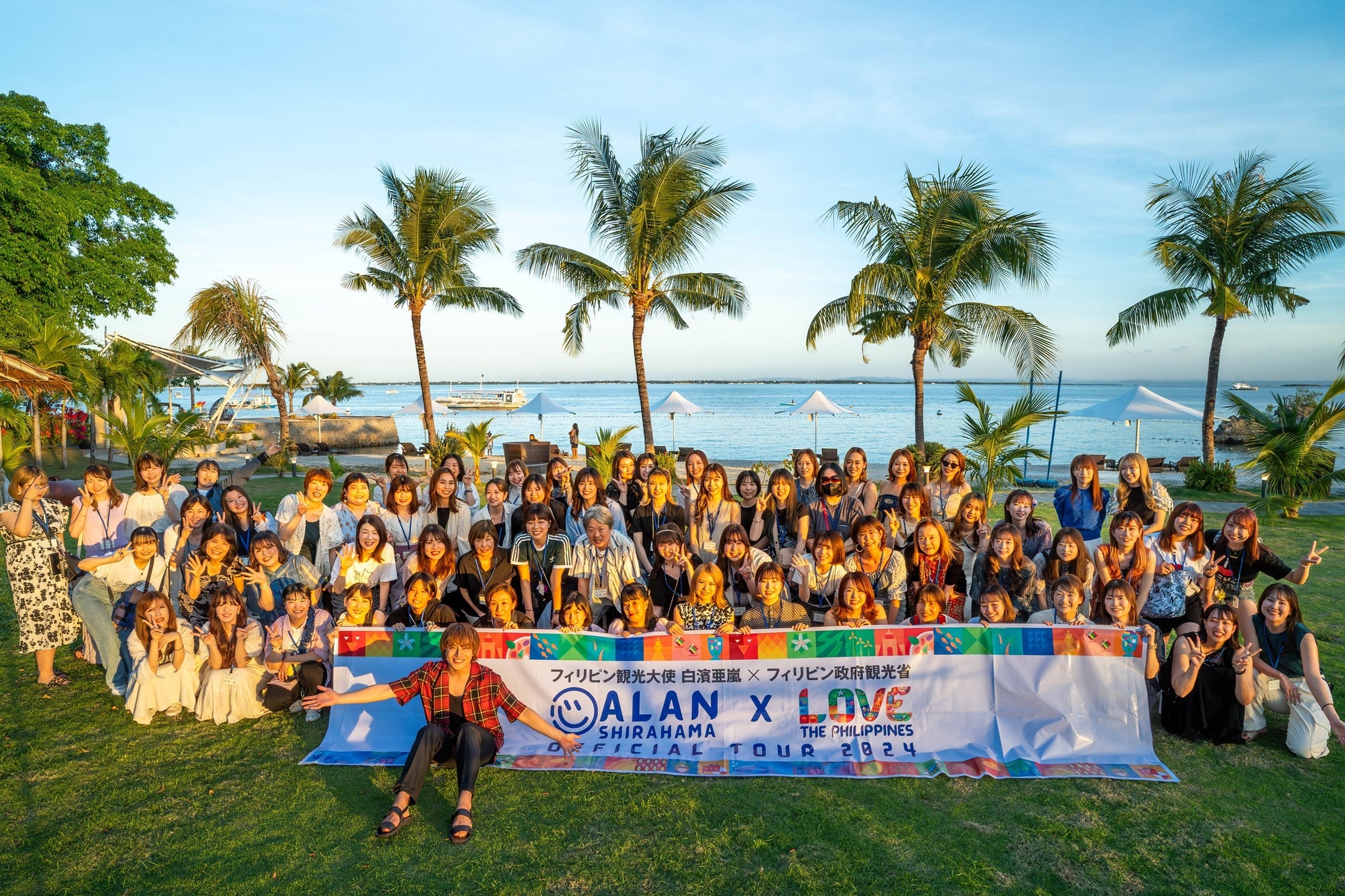 「マブーハイ」(日本語で「ようこそ」)を掛け声に記念撮影をするフィリピン観光大使 白濱亜嵐 とツアー参加者