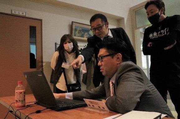 作品展示を体験する桜井市長