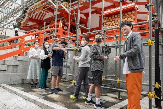 電球からパルックLEDに取り替える様子