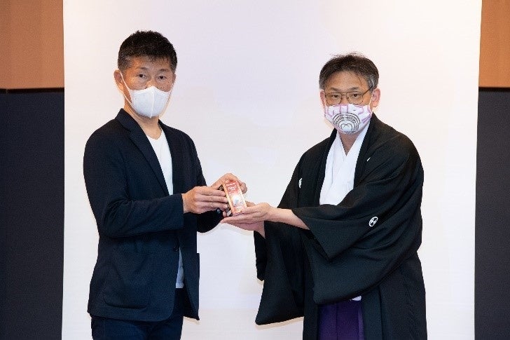 大酉祭の提灯950個をパルックLEDに交換(左）西明寺（右）片山宮司