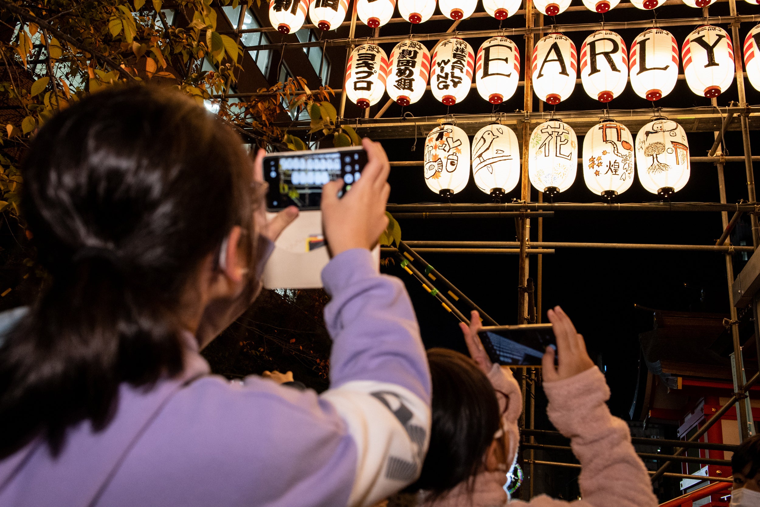 絵を描いた提灯を撮影