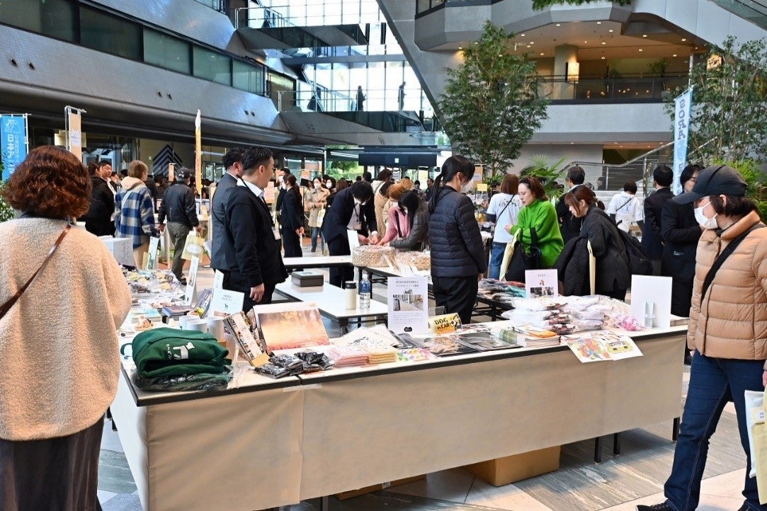 動物保護団体のグッズを販売するチャリティマーケットも開催