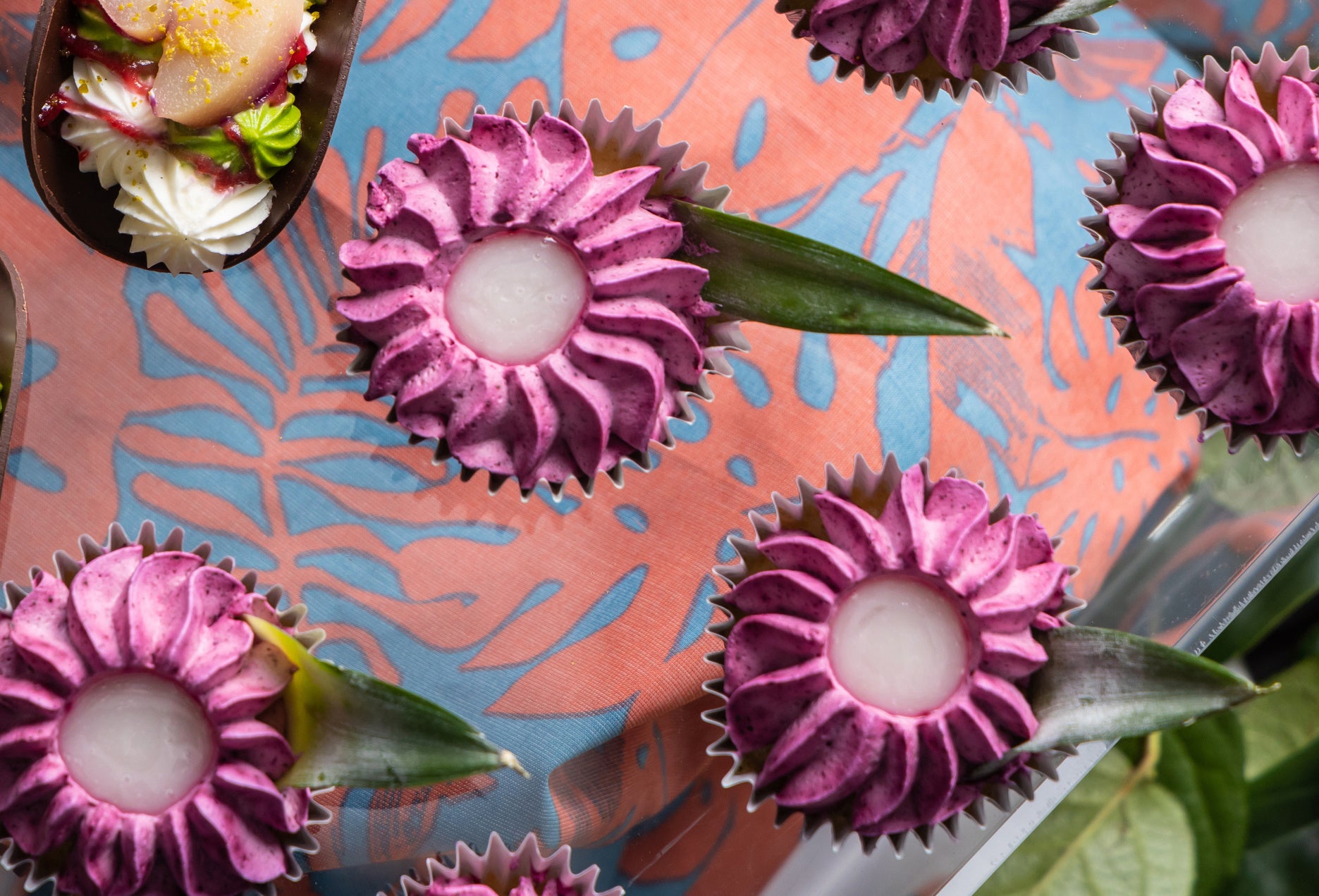 ハイビスカスカップケーキ、ライチソース