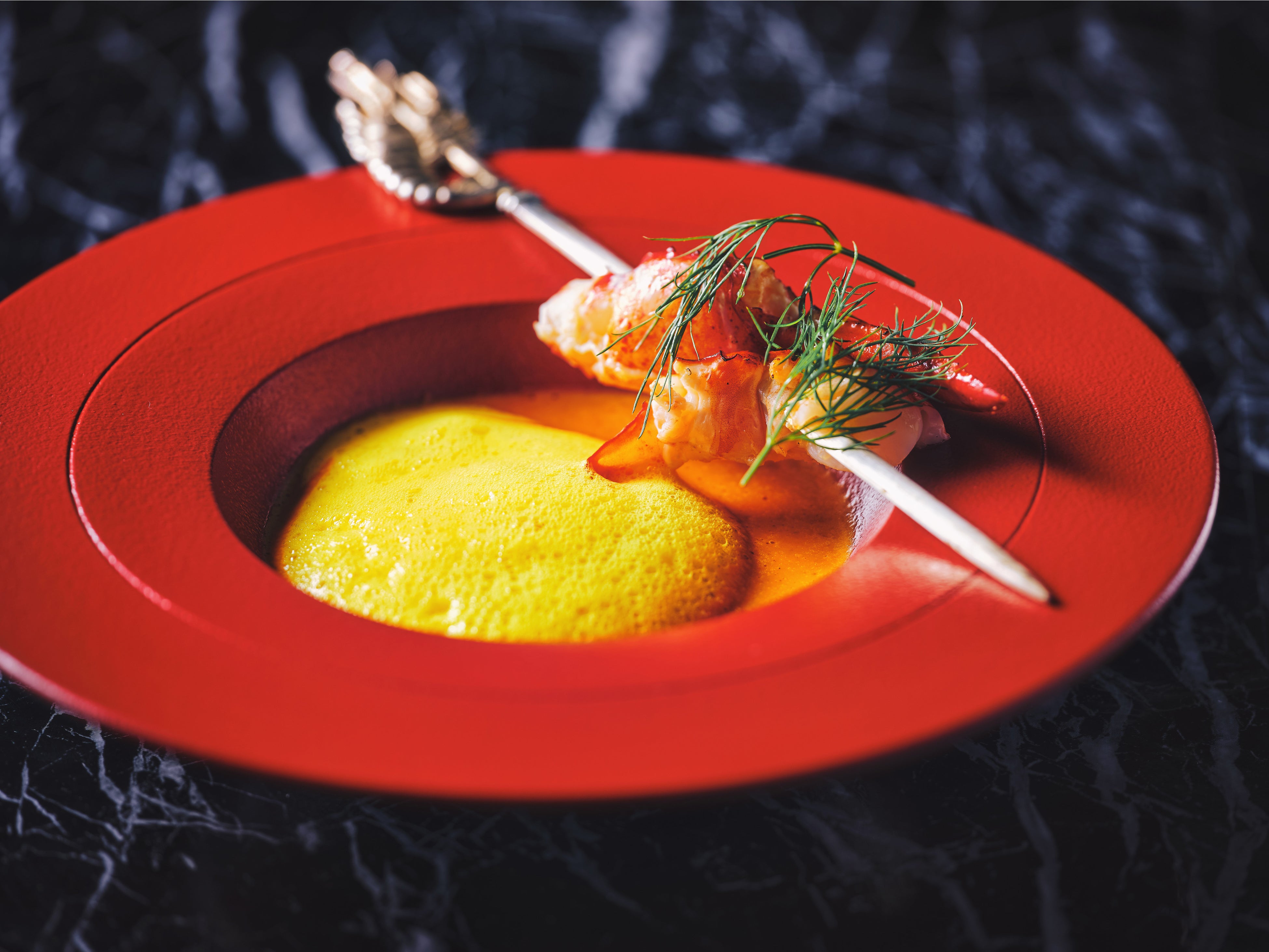 「ロブスタービスク グリルドロブスターとサフラン」