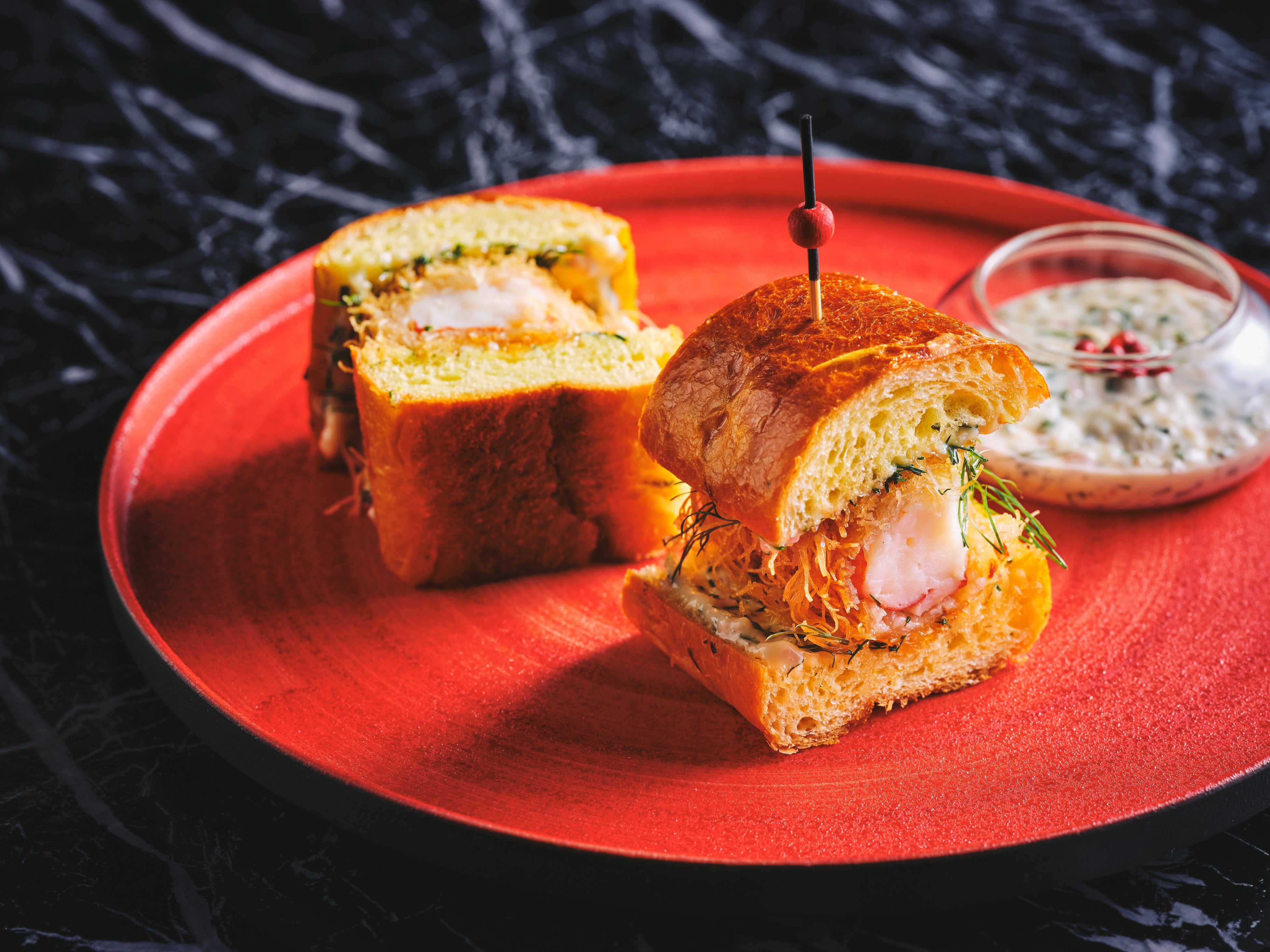 「ブラウンバター風味のロブスターロール タラゴン風味のブリオッシュ 」