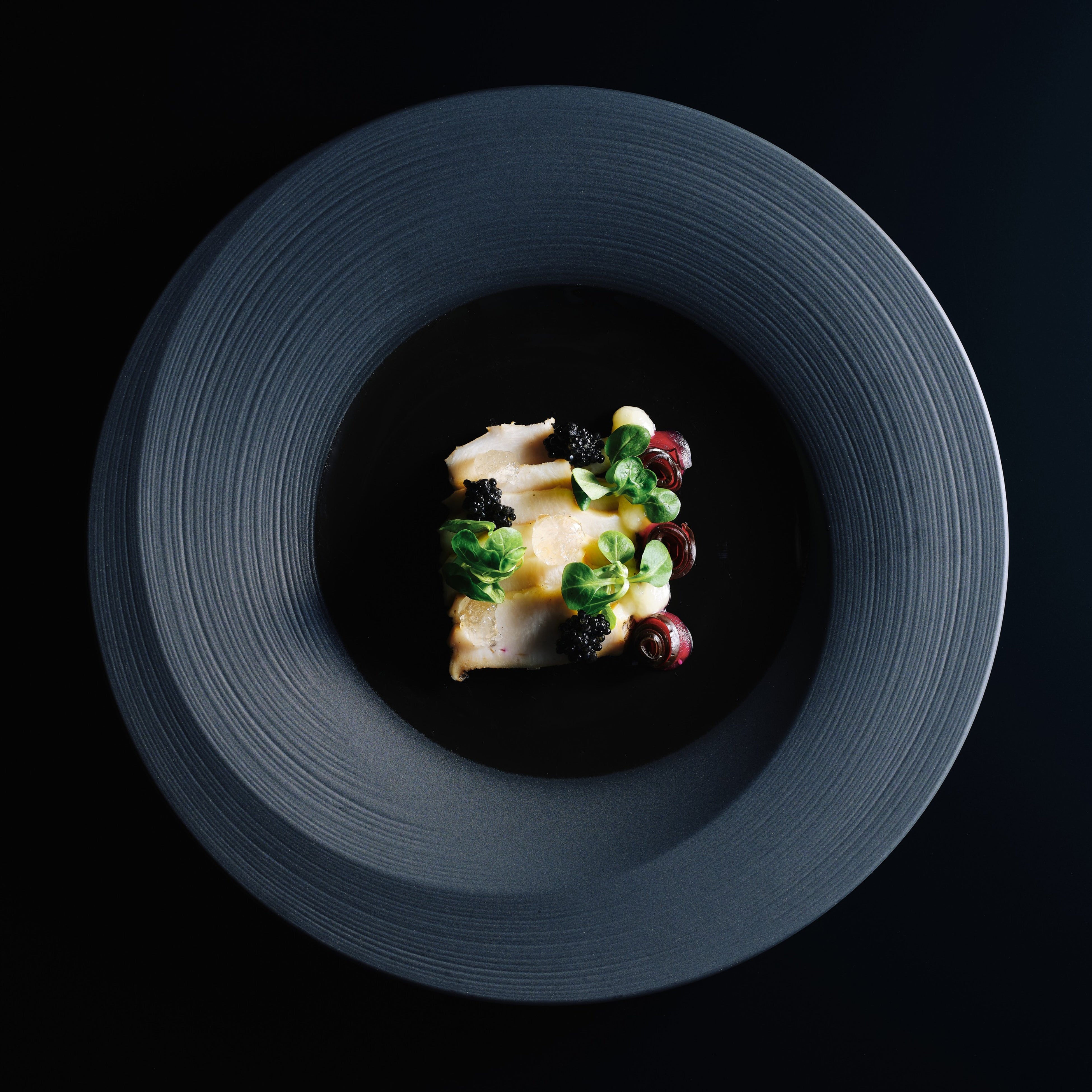 「コンラッド大阪ティーでスモークした鮑　ビーツときゅうり、マーシュレタスと柚子」