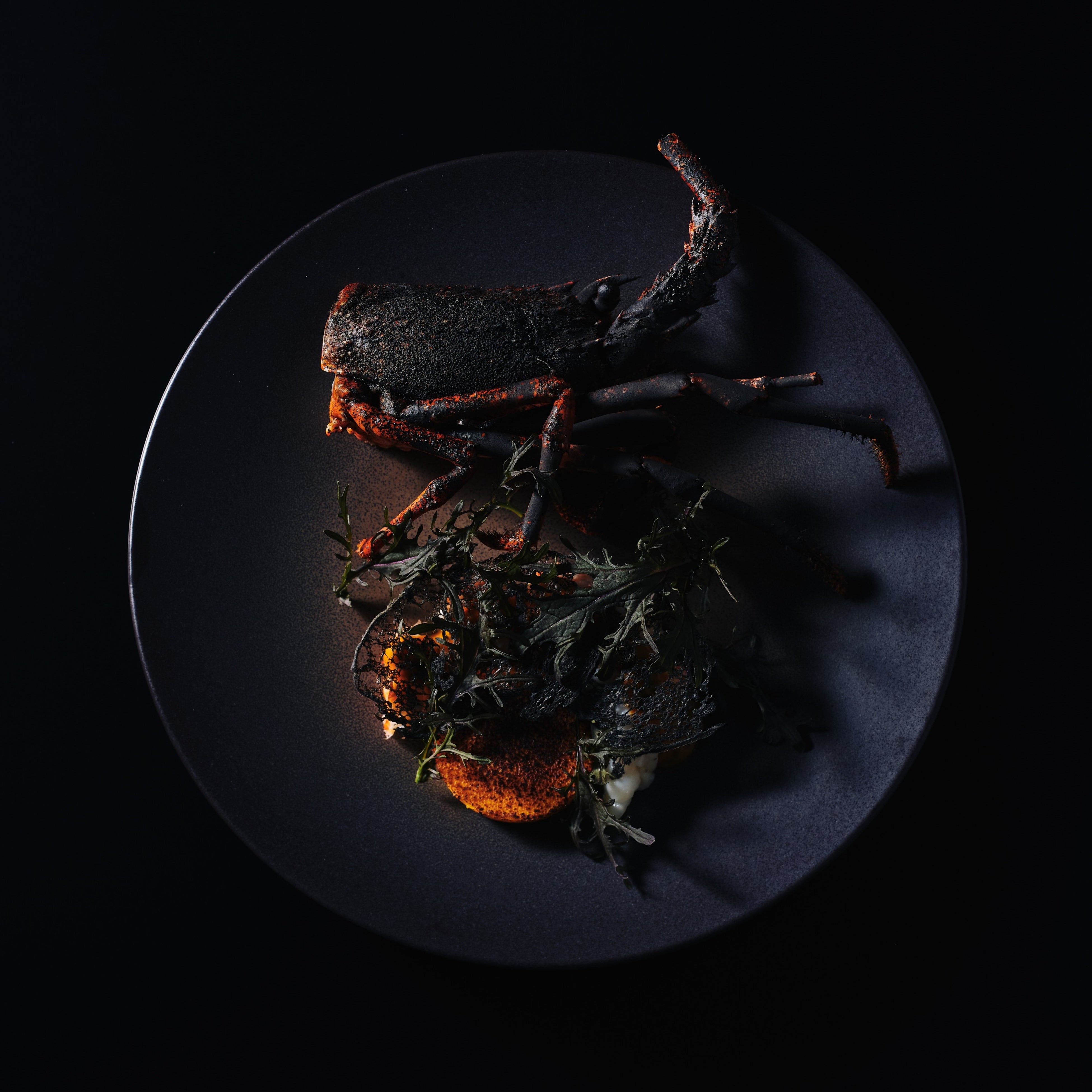 「近海産イセエビの薪焼きと雲丹　カボチャとタラゴンのブリュレ、ブラウンバタークルトン」