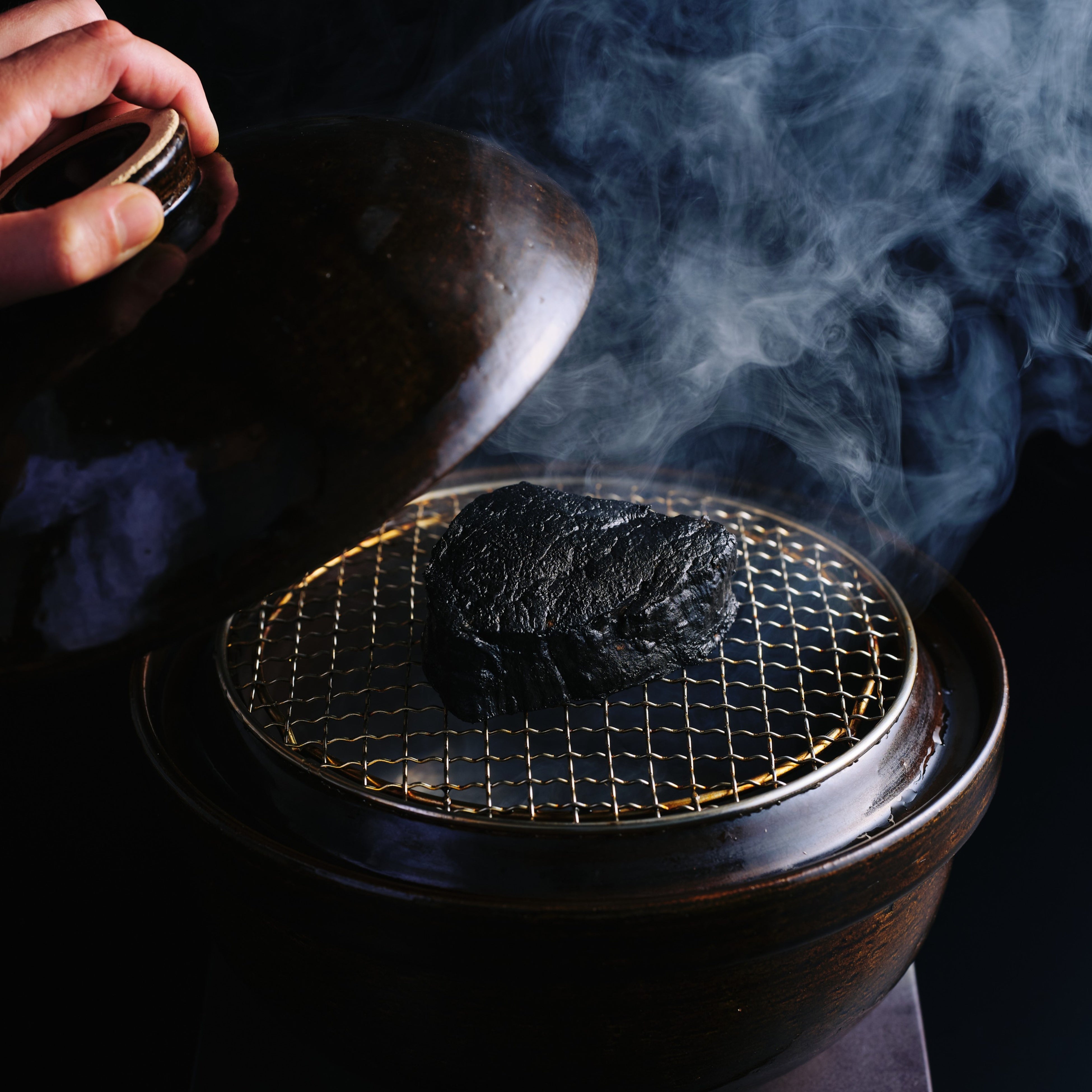 「クルミの木で焼いた奈良大和雌牛フィレ　芽キャベツ、黒大根のピクルス」２