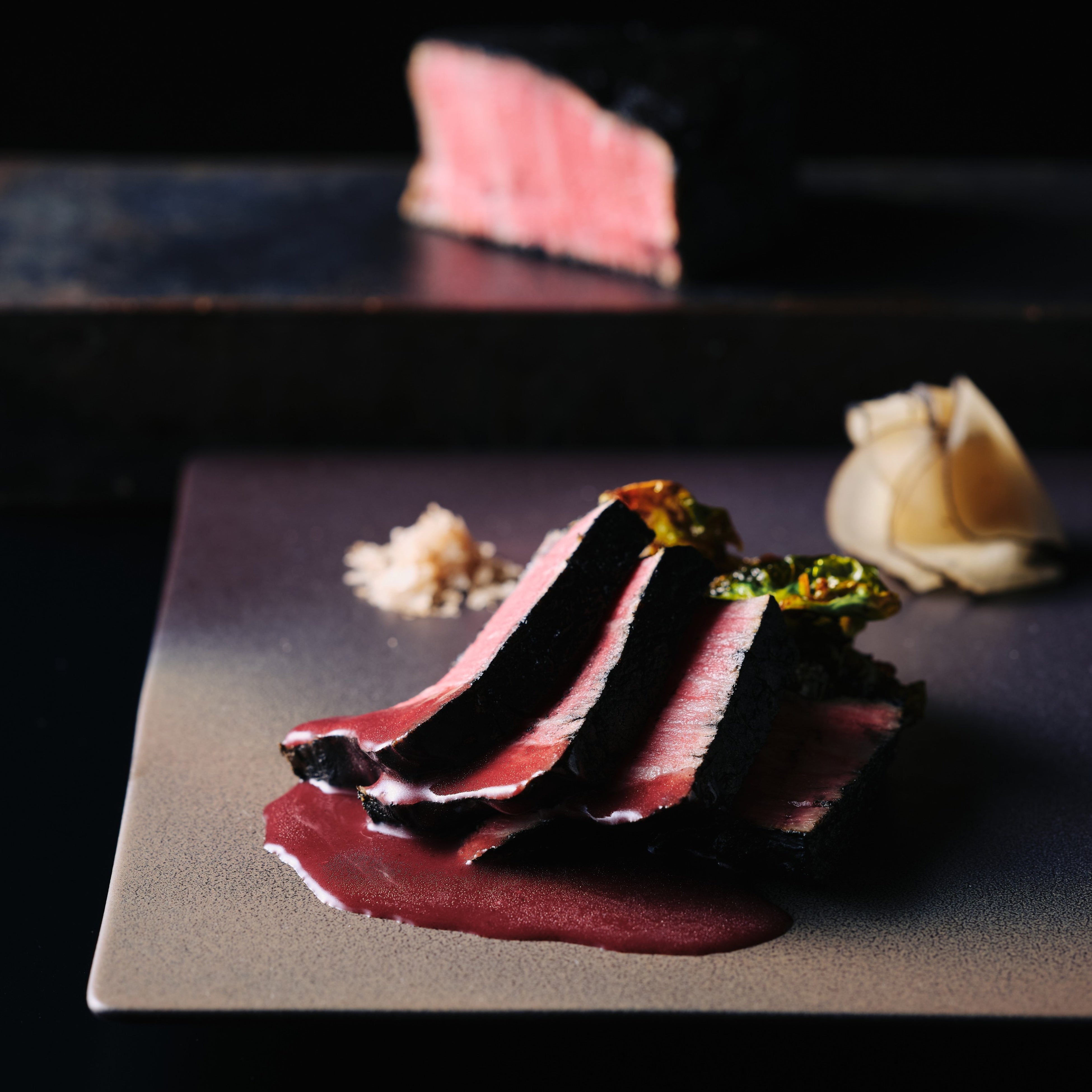 「クルミの木で焼いた奈良大和雌牛フィレ　芽キャベツ、黒大根のピクルス」