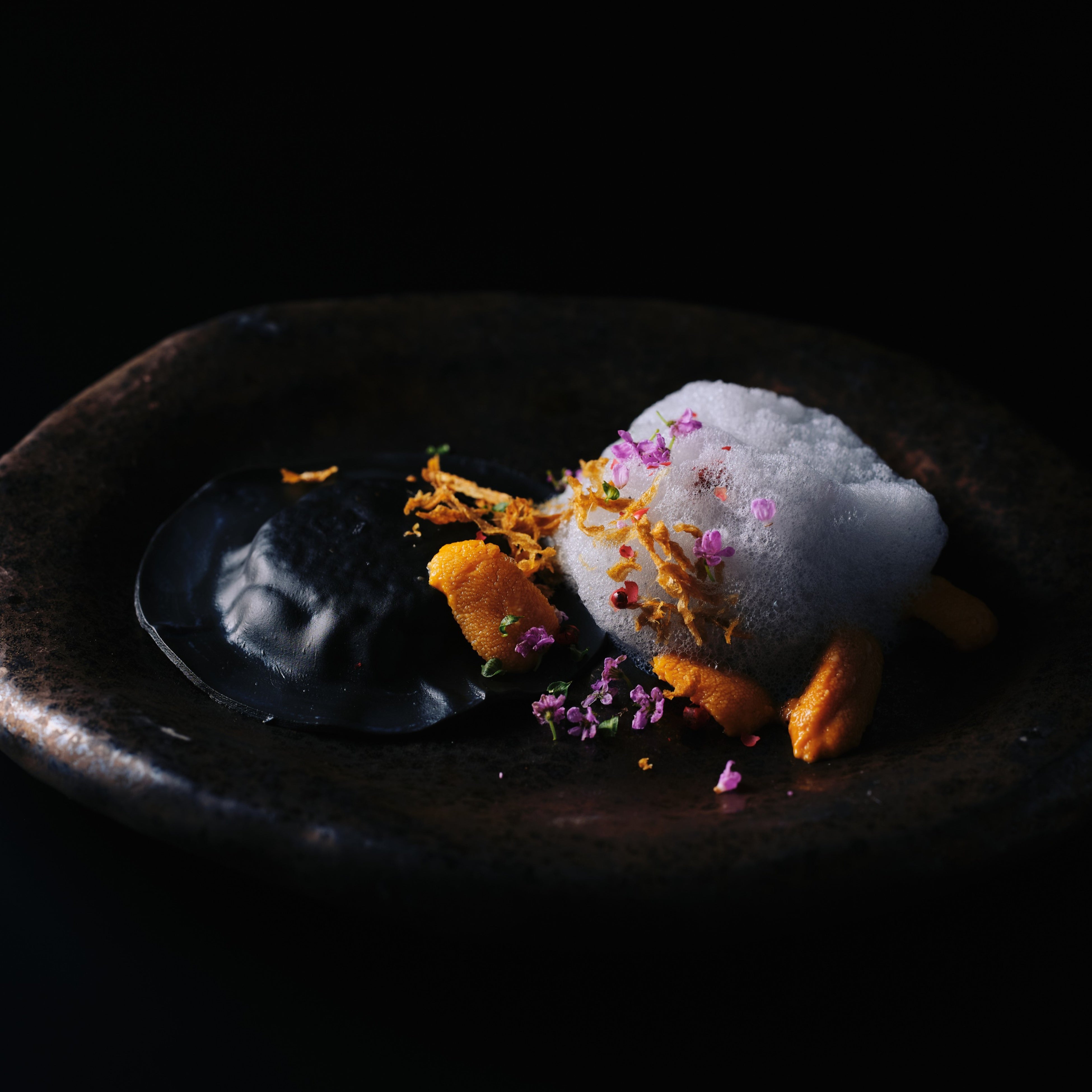 「大阪なにわ星の豚のリエット、いか墨のラビオリ 近海産いかのブロス　クリスピージンジャー、ピンクペッパーコーン」