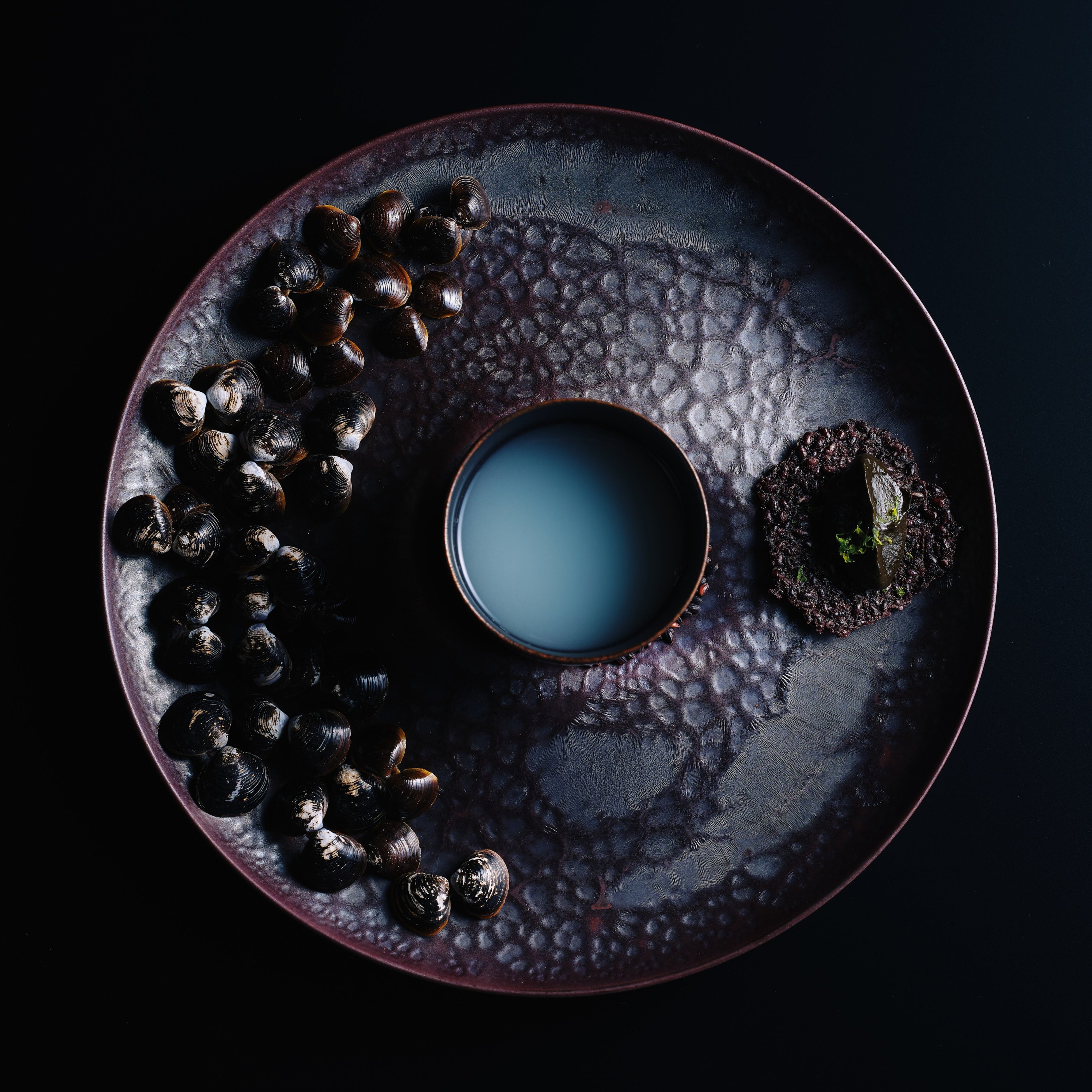 「しじみのブロス　ライスクラッカー　黒ニンニクとクルミのロメスコ」