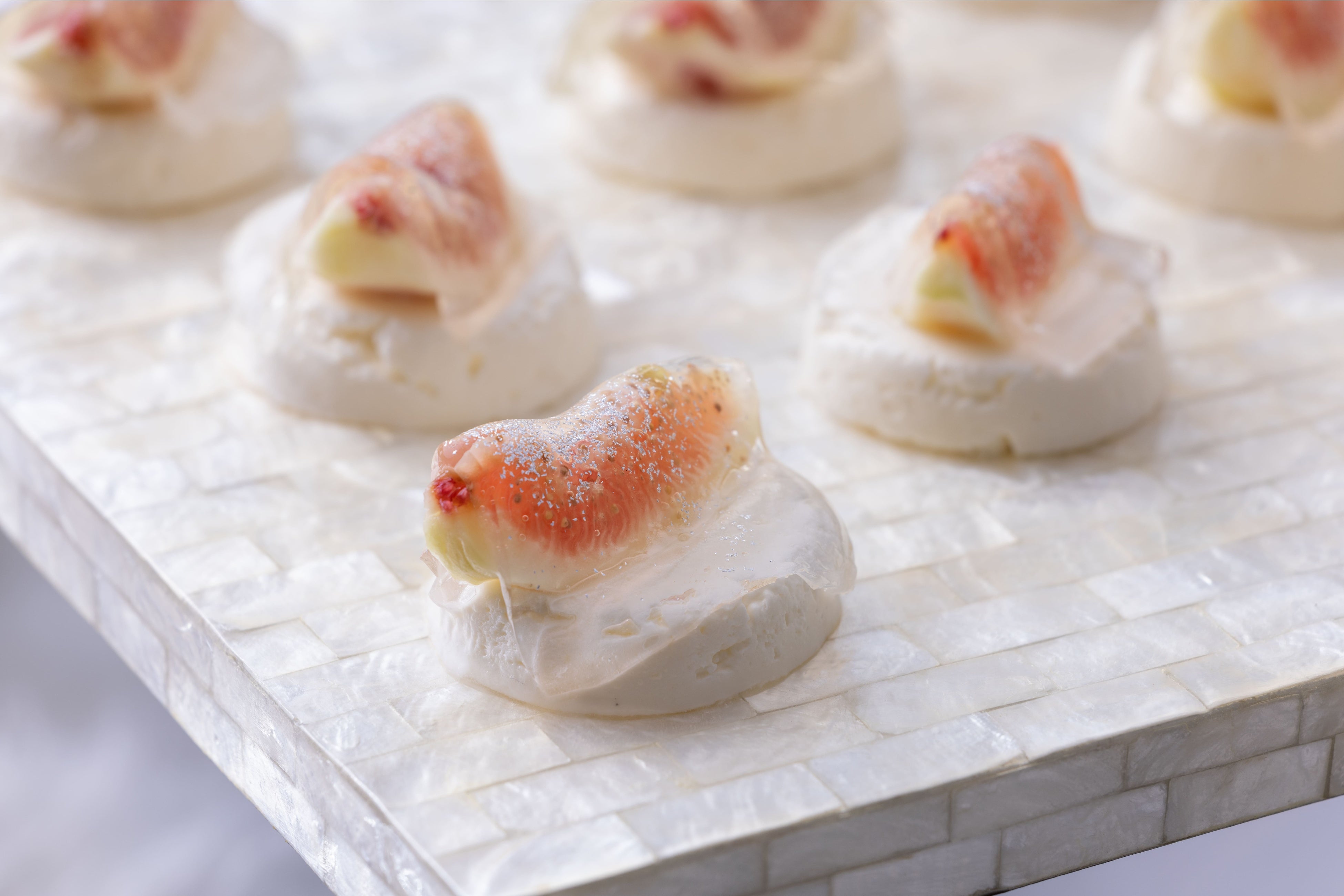 クルミのムース季節のフルーツとシャイニングゼリー