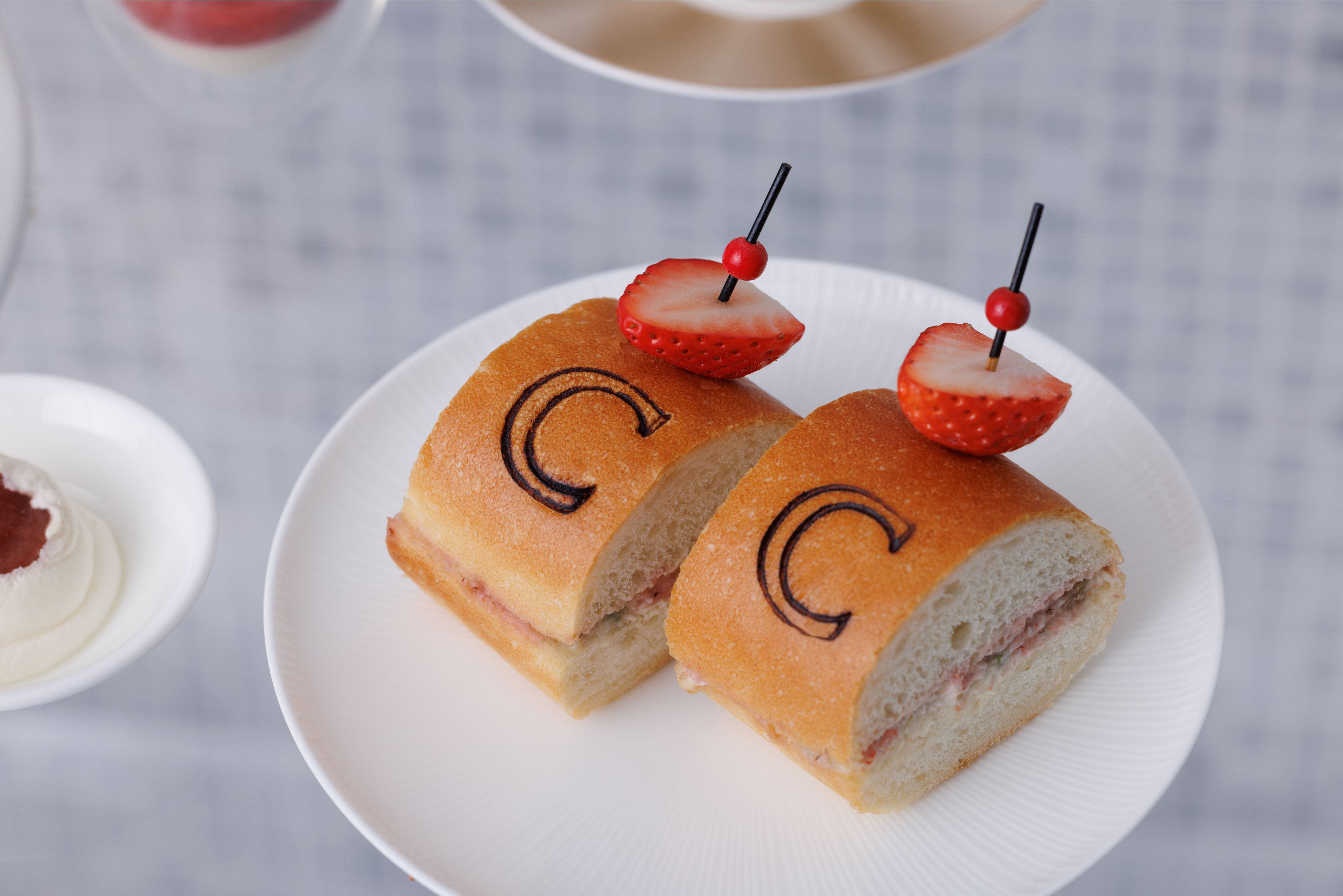 ハモンセラーノとグリュイエールチーズ　ストロベリーマスタード