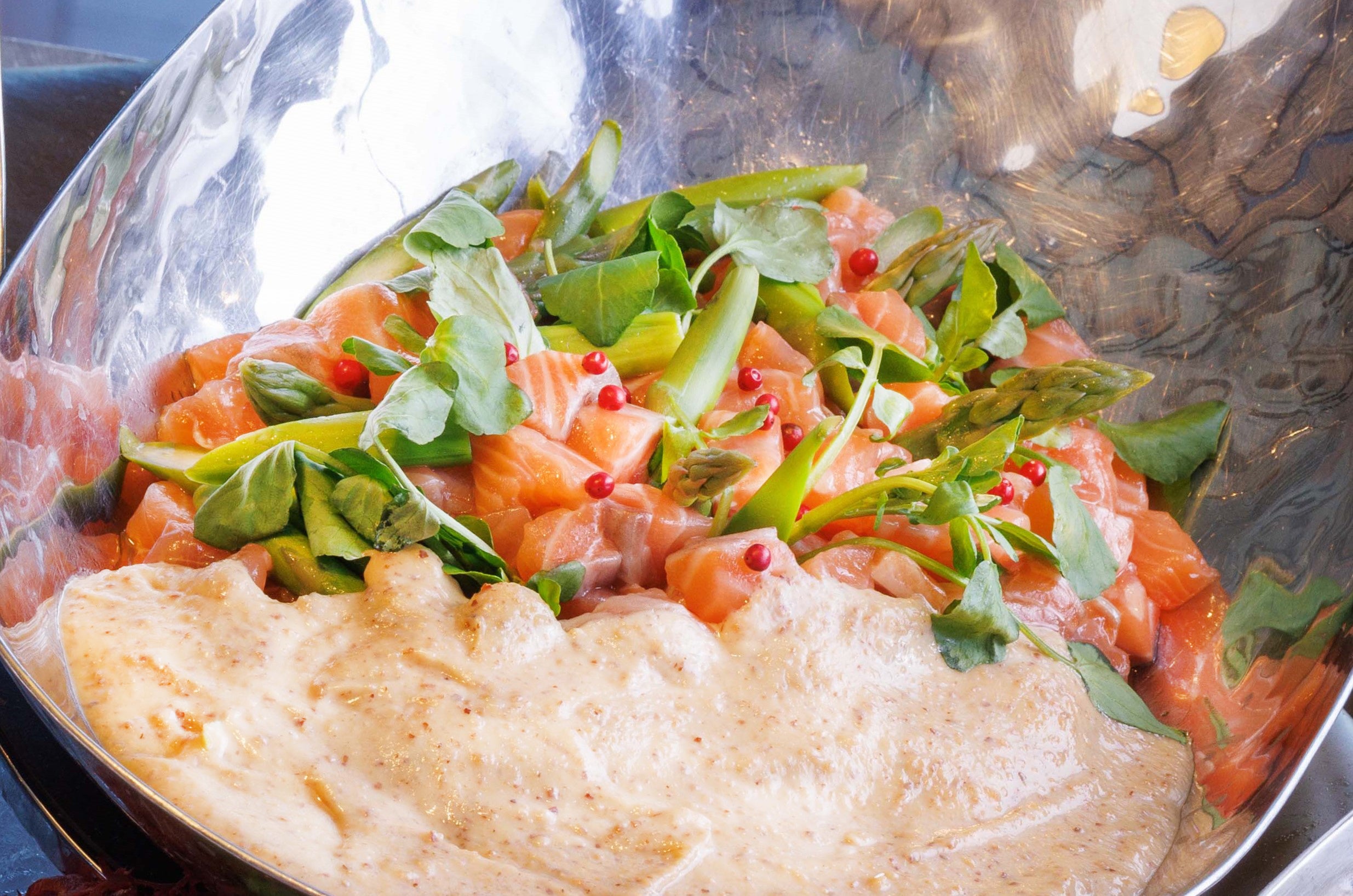 サーモンのマリネ　アスパラガス　クレソン　白味噌とアーモンドのソース