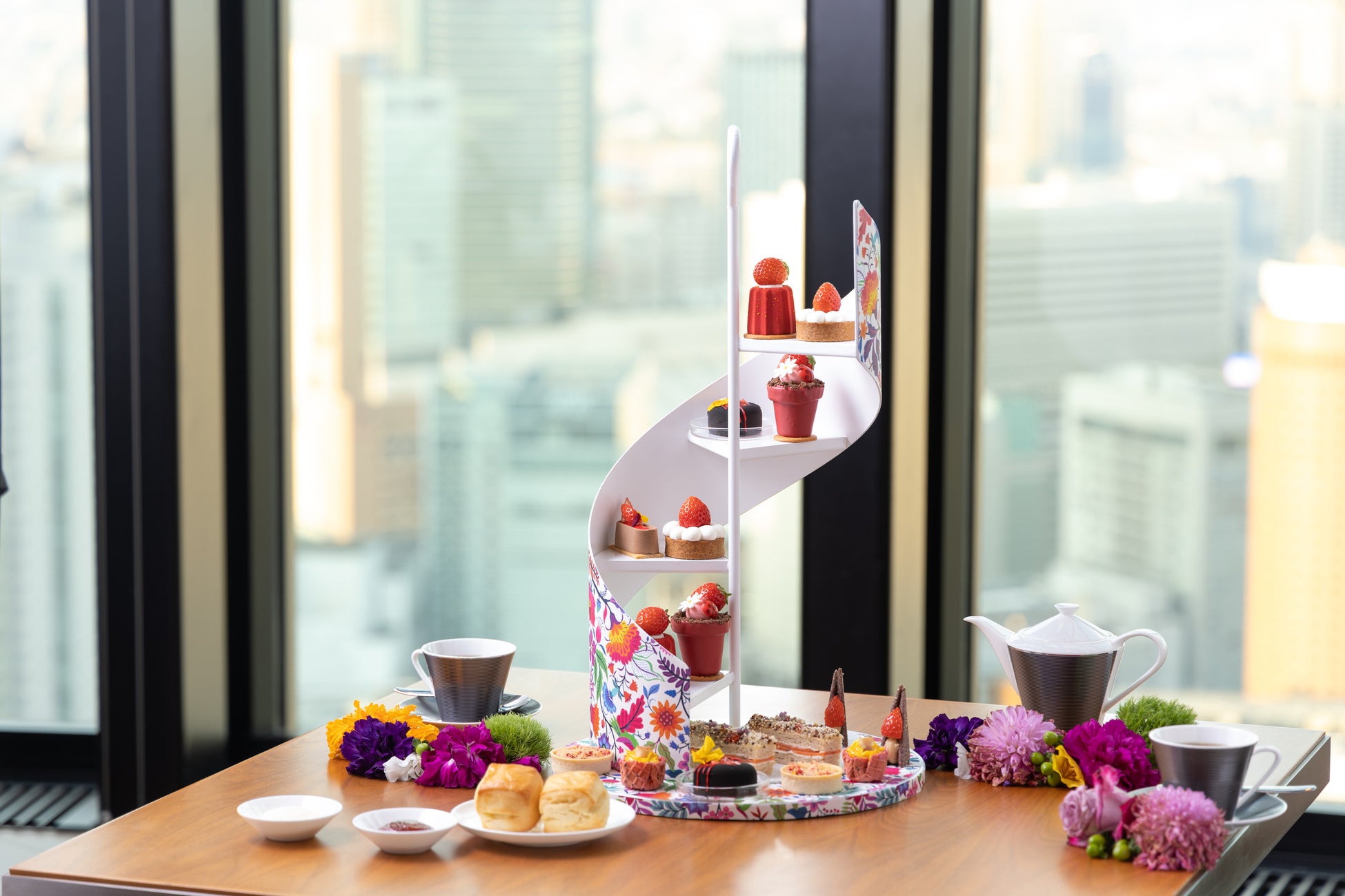 コンラッド大阪 ストロベリーアフタヌーンティー フルール ティータイム 22年2月1日 火 5月8日 日 コンラッド大阪のプレスリリース コンラッド大阪 ストロベリーアフタヌーンティー フルール ティータイム 22年2月1日 火 5月8日 日 コンラッド大阪のプレスリリース