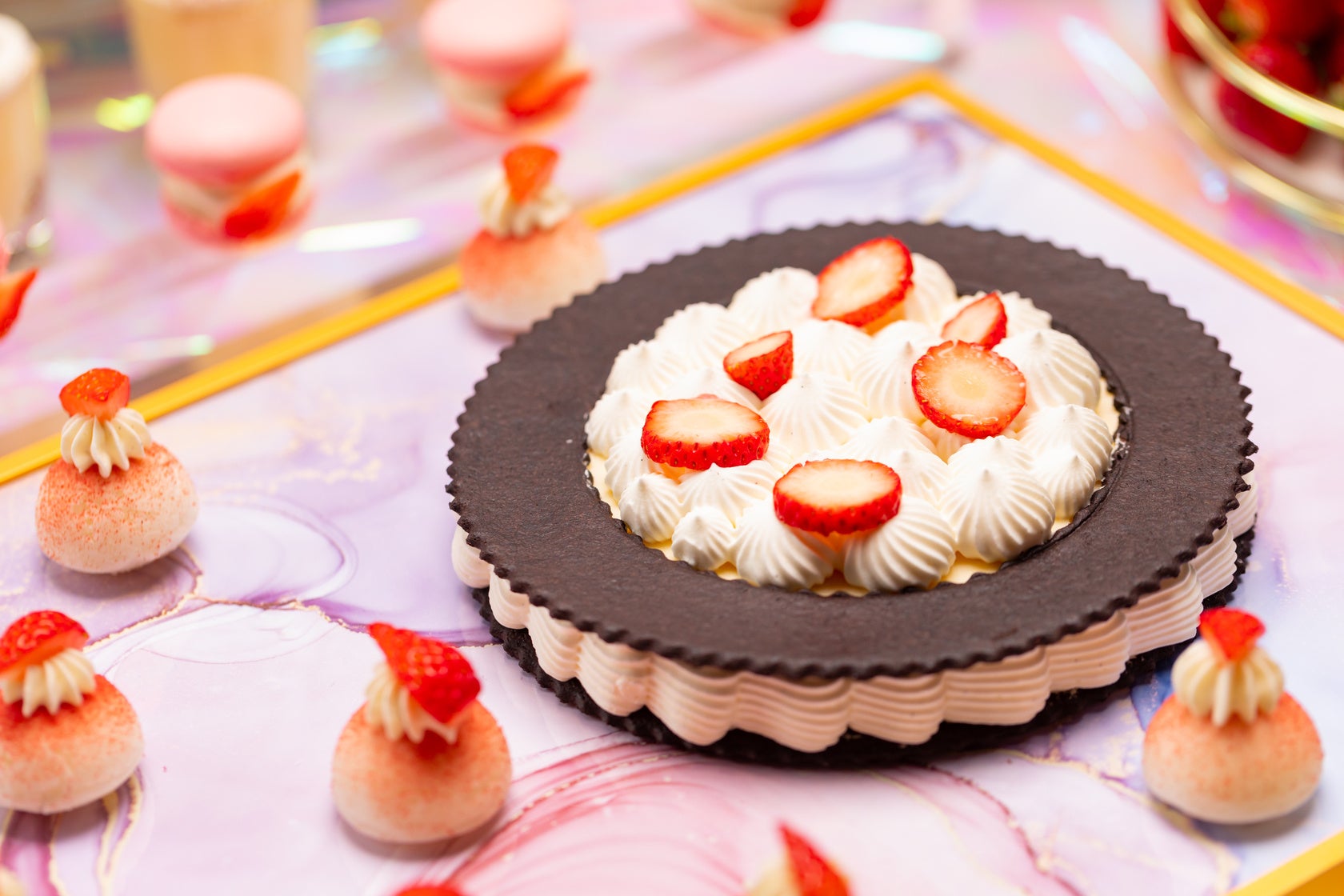 チョコレートビスキュイとストロベリーチーズケーキ