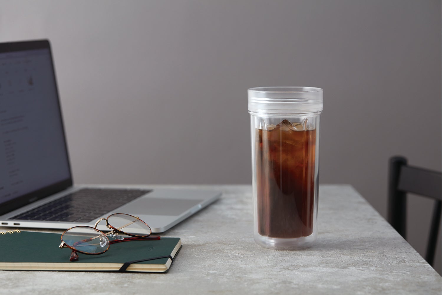 タンブラーとしての使い勝手も◎。オフィスでアイスコーヒーも