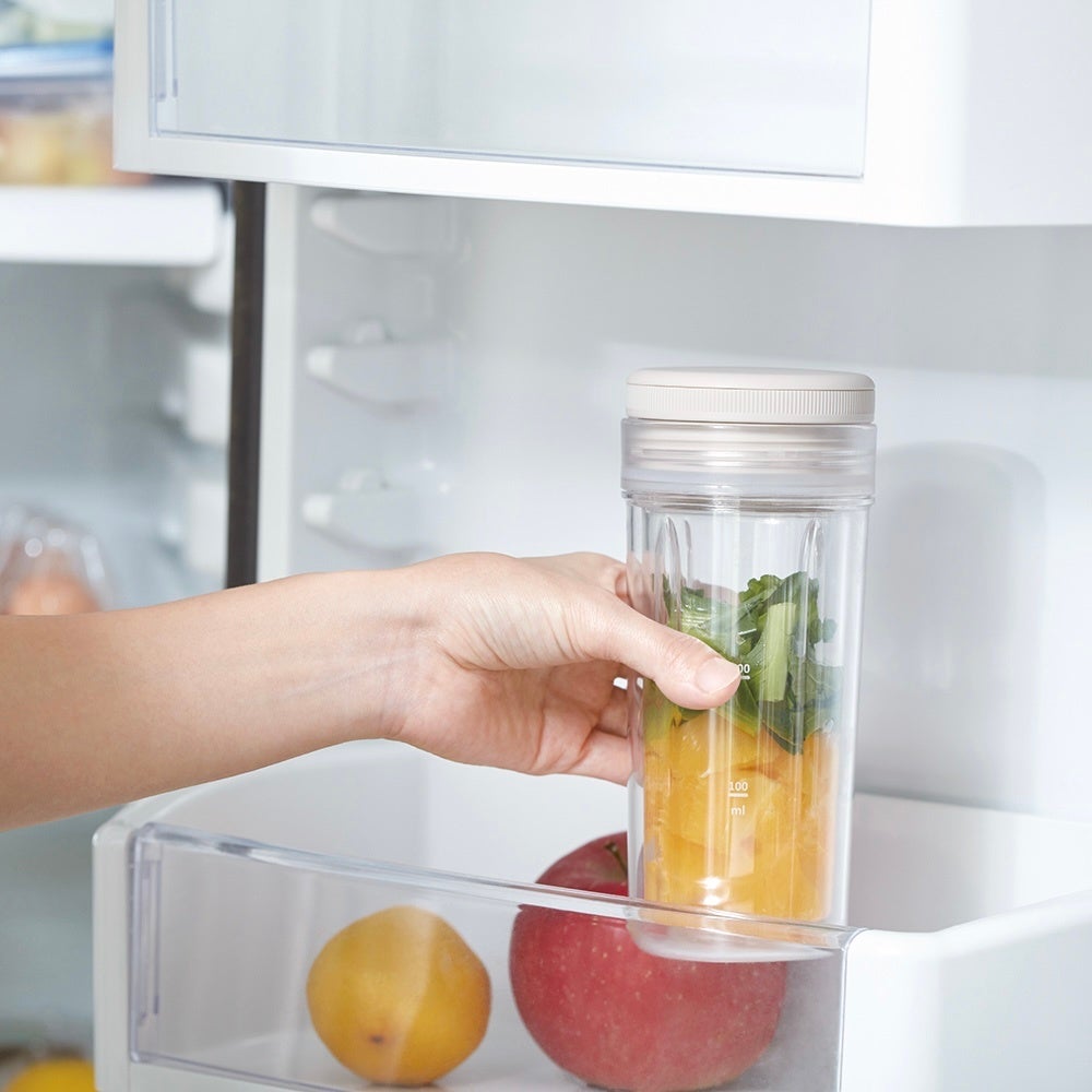 夜、ボトルにフルーツなどを入れて 冷やしておけば、翌朝すぐに フレッシュなスムージーが作れます