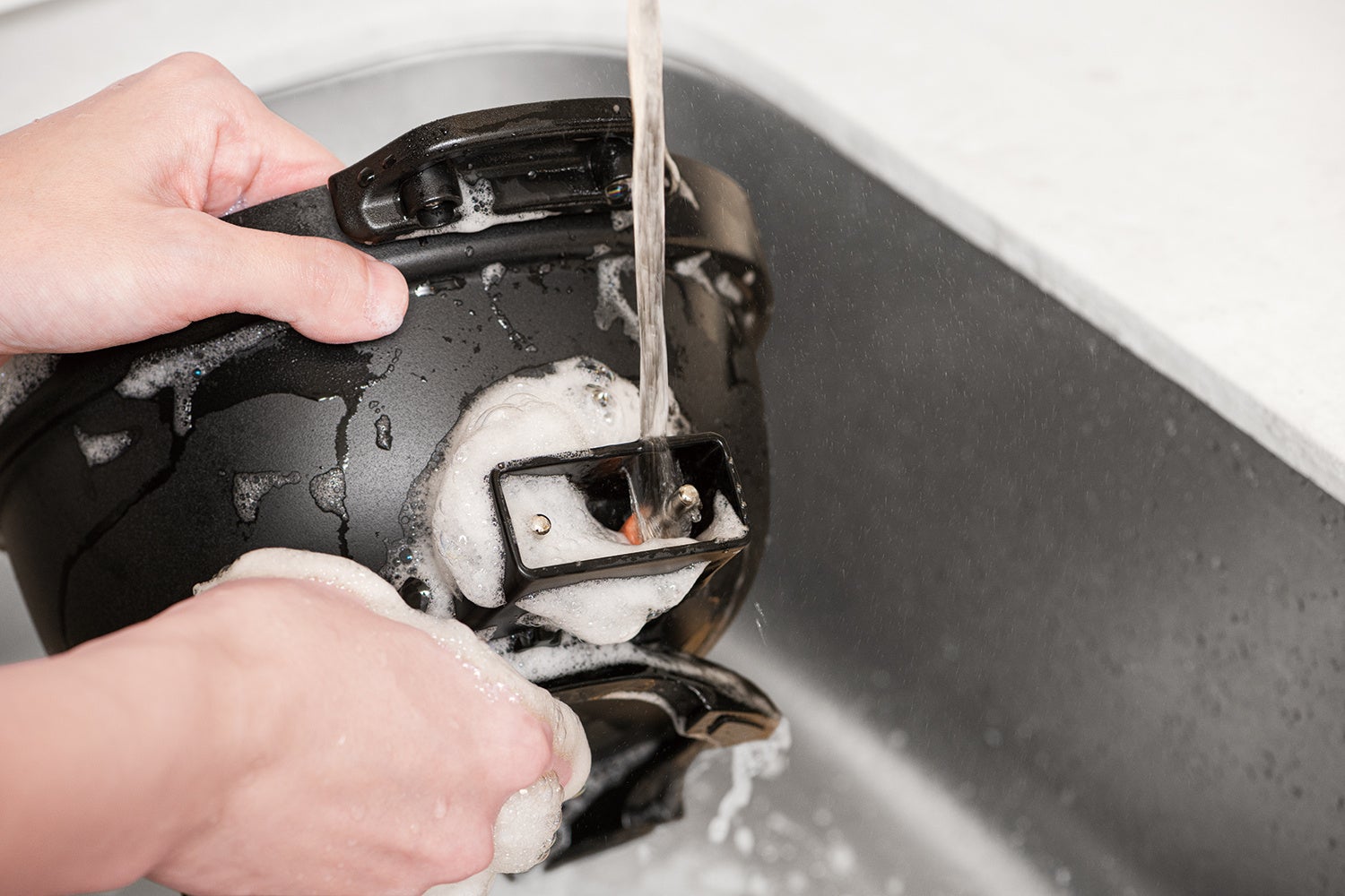 差し込み口も気にせずにシンクでじゃぶじゃぶ洗えます。