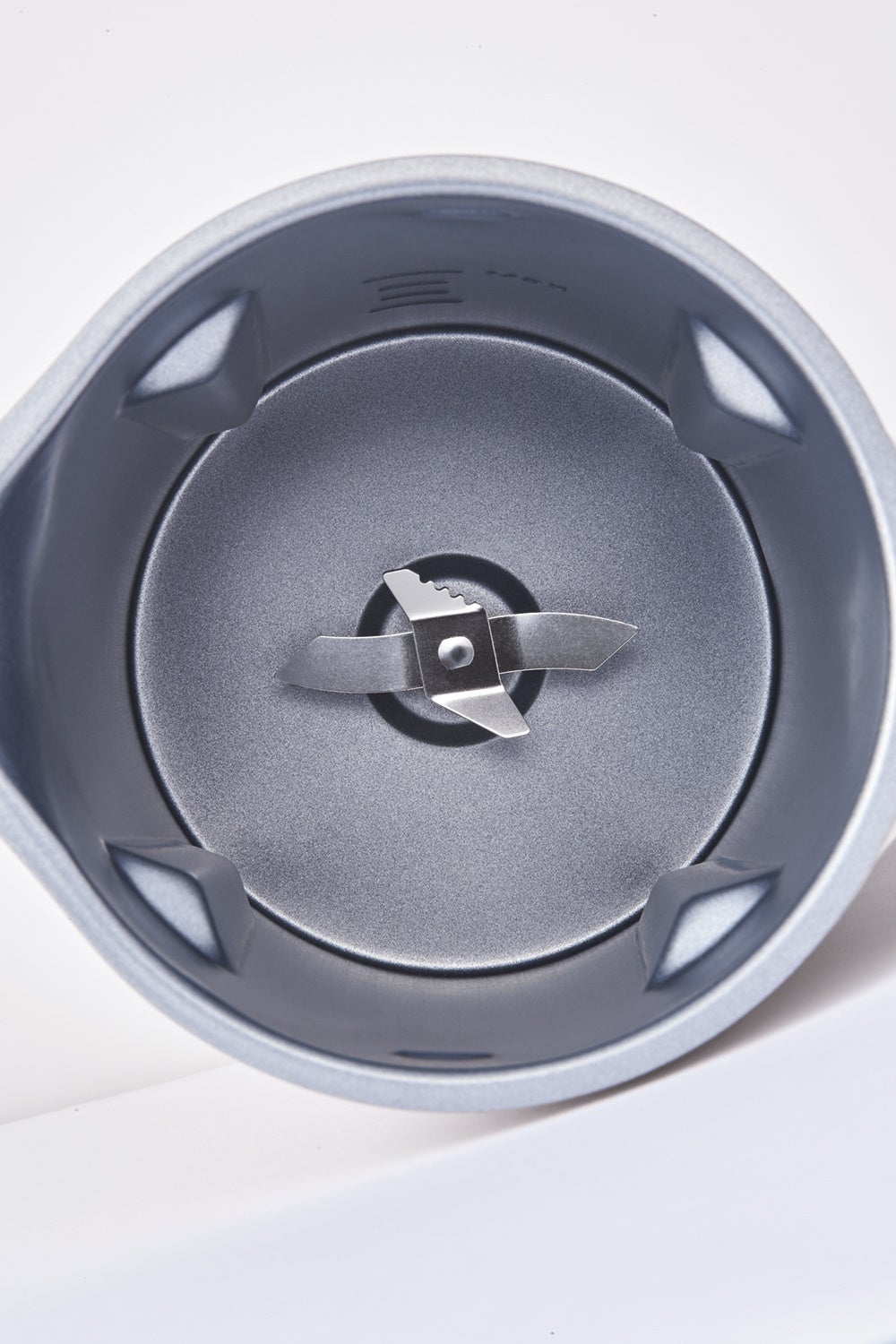 4枚刃が食材を刻み、混ぜていきます。