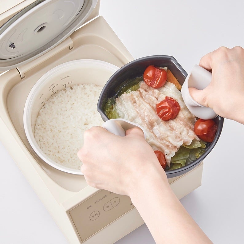 ③出来上がったら、シリコンミトンで 調理トレイを外し、盛り付ける