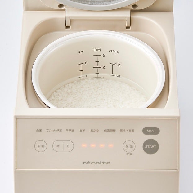 ①洗ったお米を内釜に入れてセット