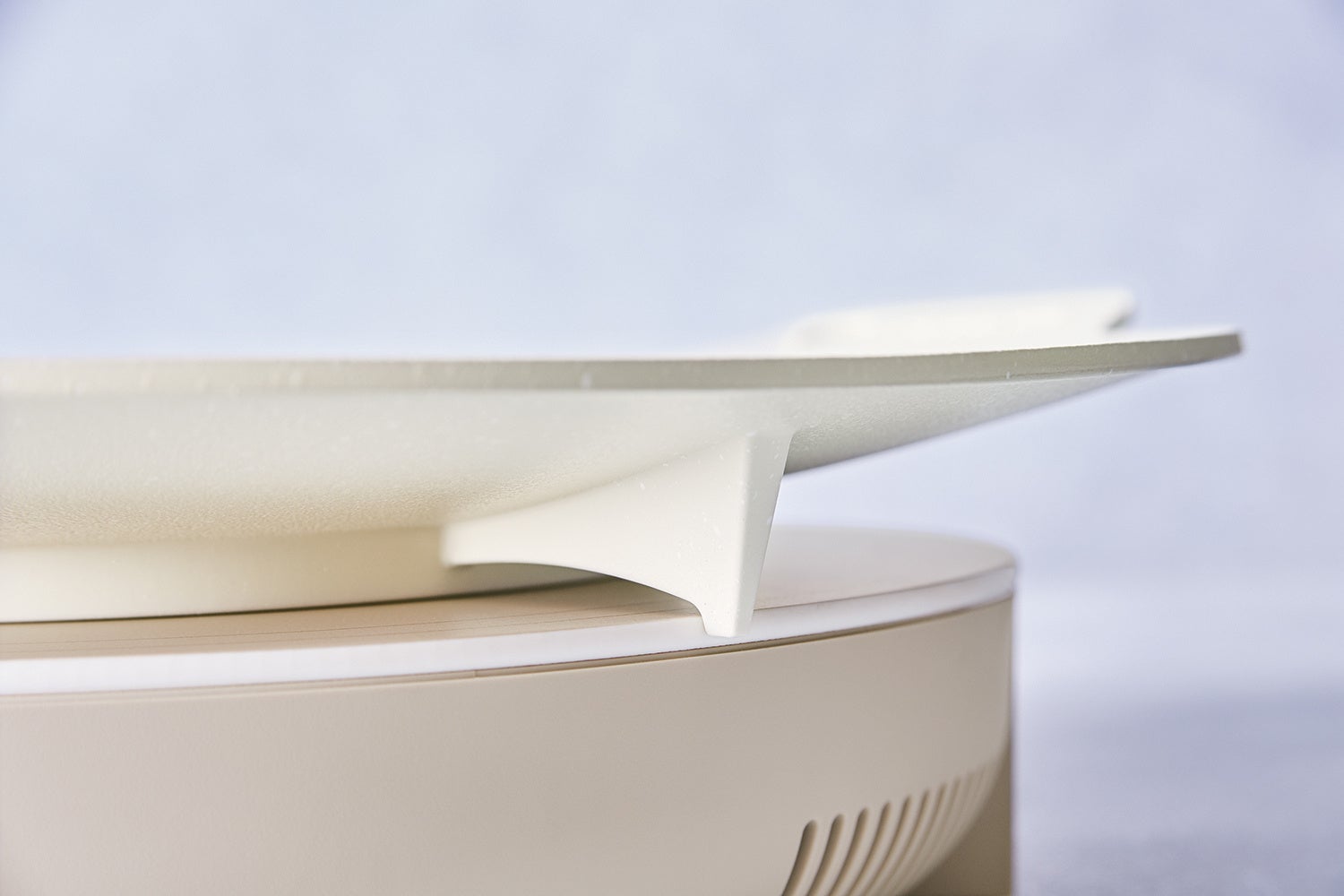 クッキンググリドルプレートの裏にはツメ。ズレを防止します