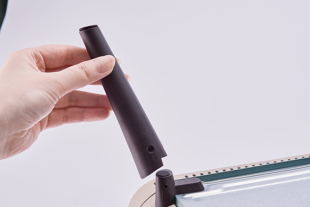 脚の着脱は付属の ドライバーで。