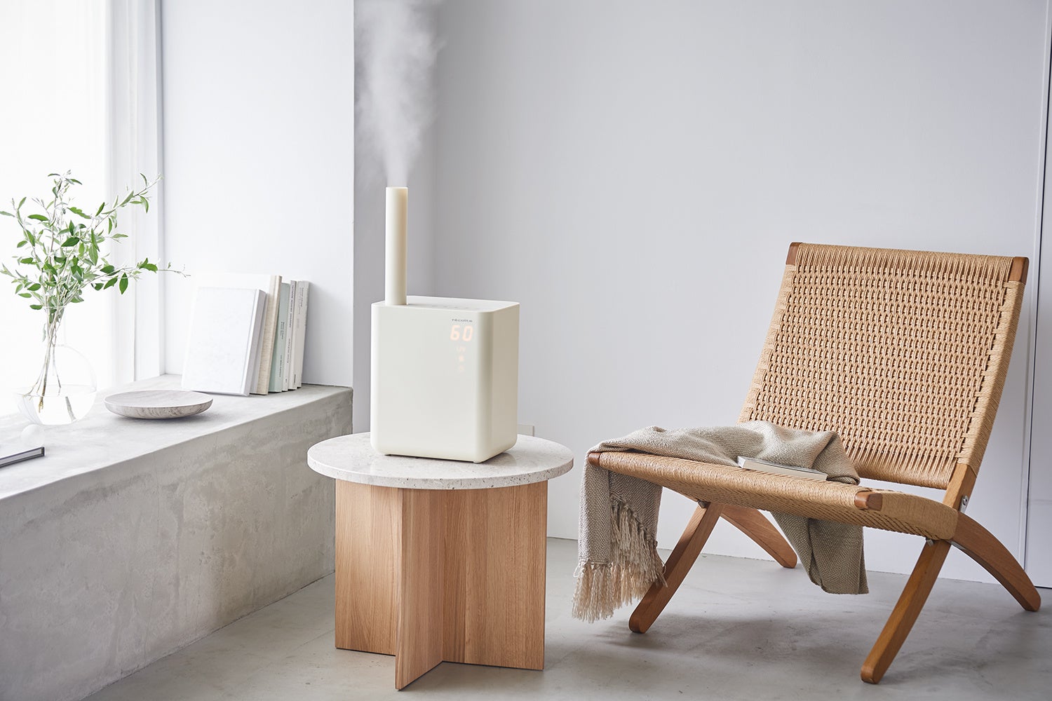 サイドテーブルなどにも置きやすい