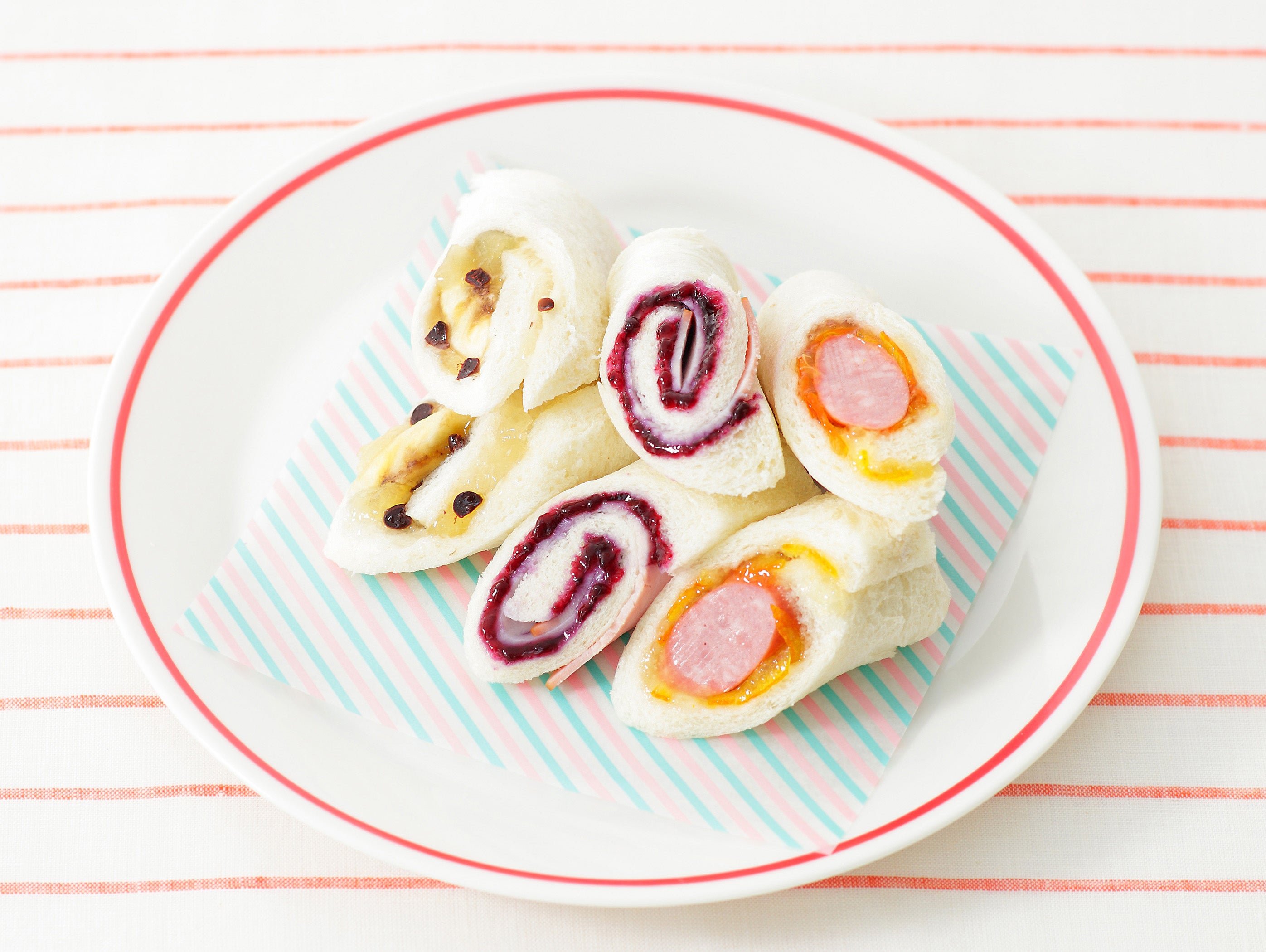 紹介メニュー例：カラフルロールサンド 