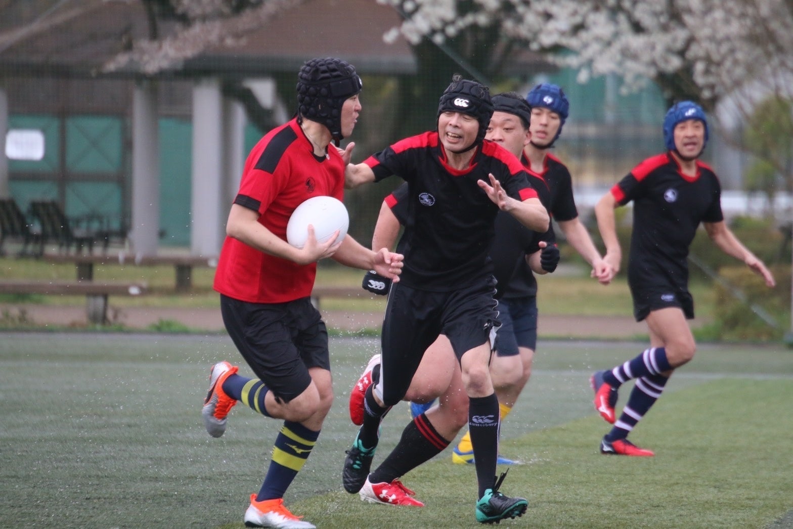 写真左赤いユニフォームが細谷選手