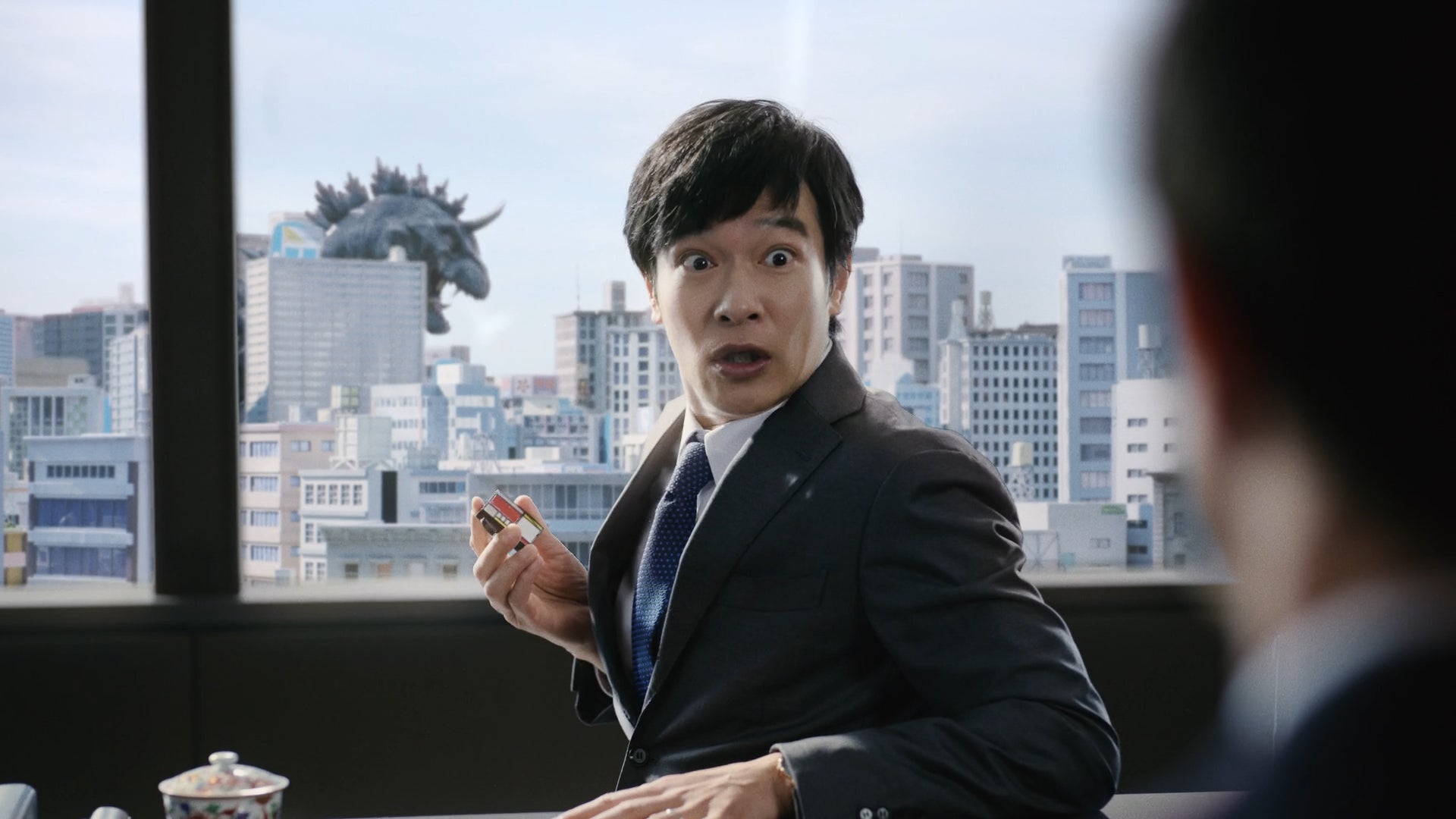 堺雅人さん主演のCMシリーズ『マイホームマン』第3弾 「戦いのその後篇」ついに”かいじゅう”を倒し平和な街に・・・!? 8月16日 放送開始