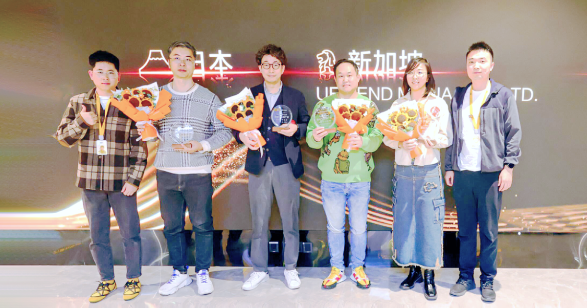 「年度最佳平台推广奖（最優秀プラットフォームプロモーション賞）」受賞の様子。左から3番目がmovの大衆点評セールス責任者 金子泰士