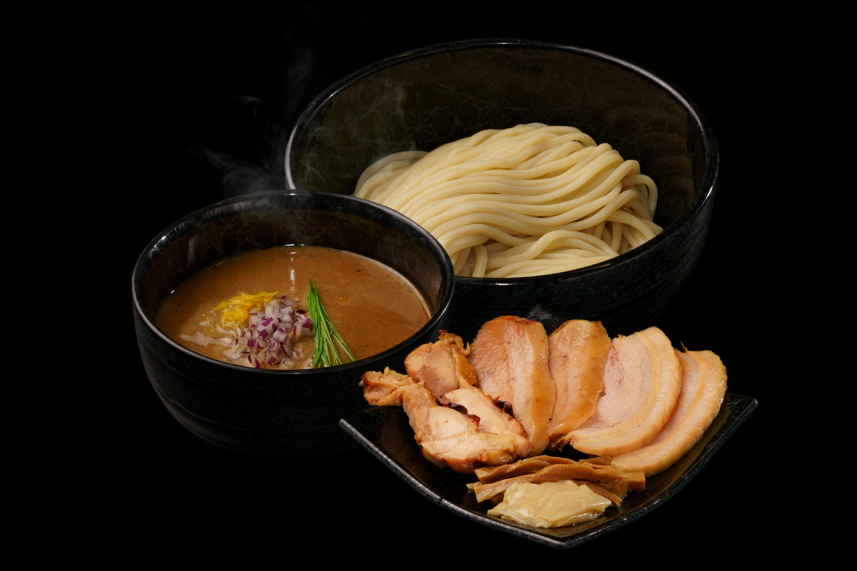 宅麺.com」、新橋で行列を成すカウンター5席のみのつけ麺店『麺屋周郷