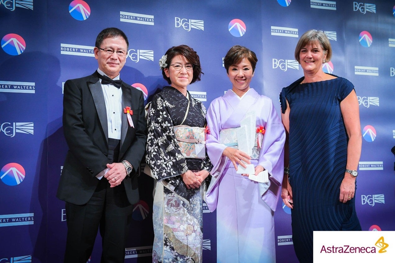 左より アストラゼネカ株式会社 執行役員 経営企画本部長 生沼斉、執行役員 人事本部長 奥村由香、執行役員 オペレーション本部長 濱田琴美と、ジュリア・ロングボトム駐日英国大使（写真提供：在日英国商業会議所）