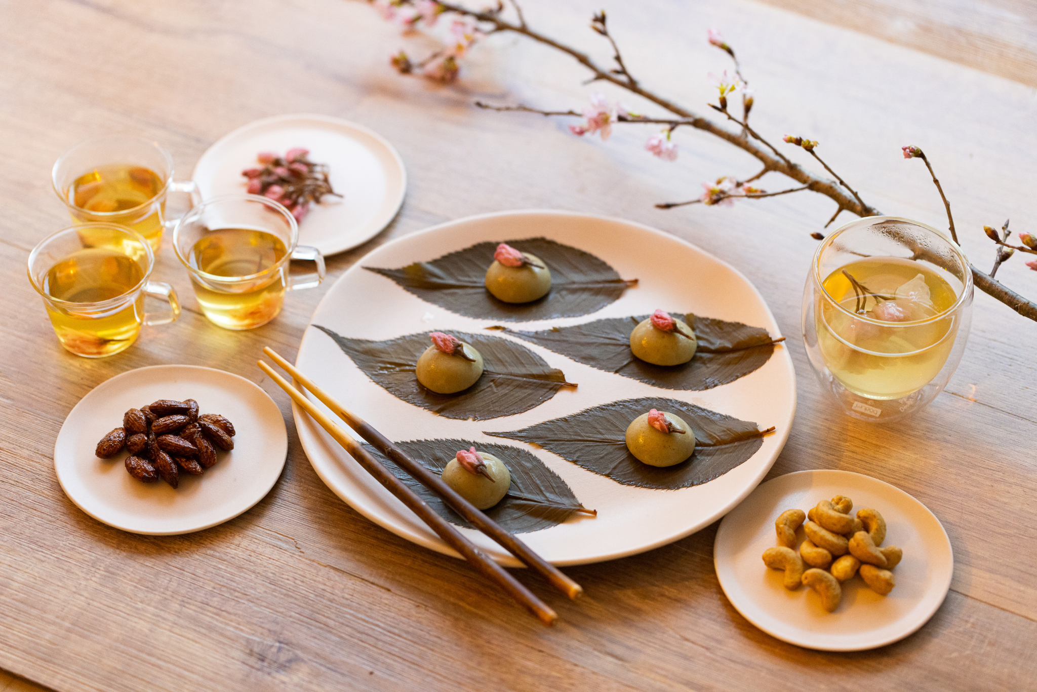 桜舞う、春のティーパーティー