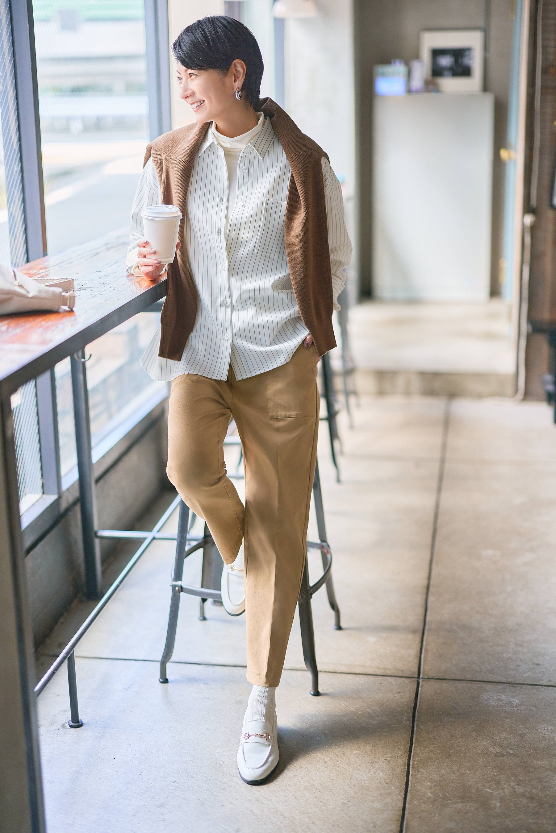 「スタイリング広がる」ストライプシャツ3,980円（税込4,378円）、洗えるヘンリーチュニック3,980円（税込4,378円） 「楽ちんストレッチ」ベイカーパンツ3,980円（税込4,378円）