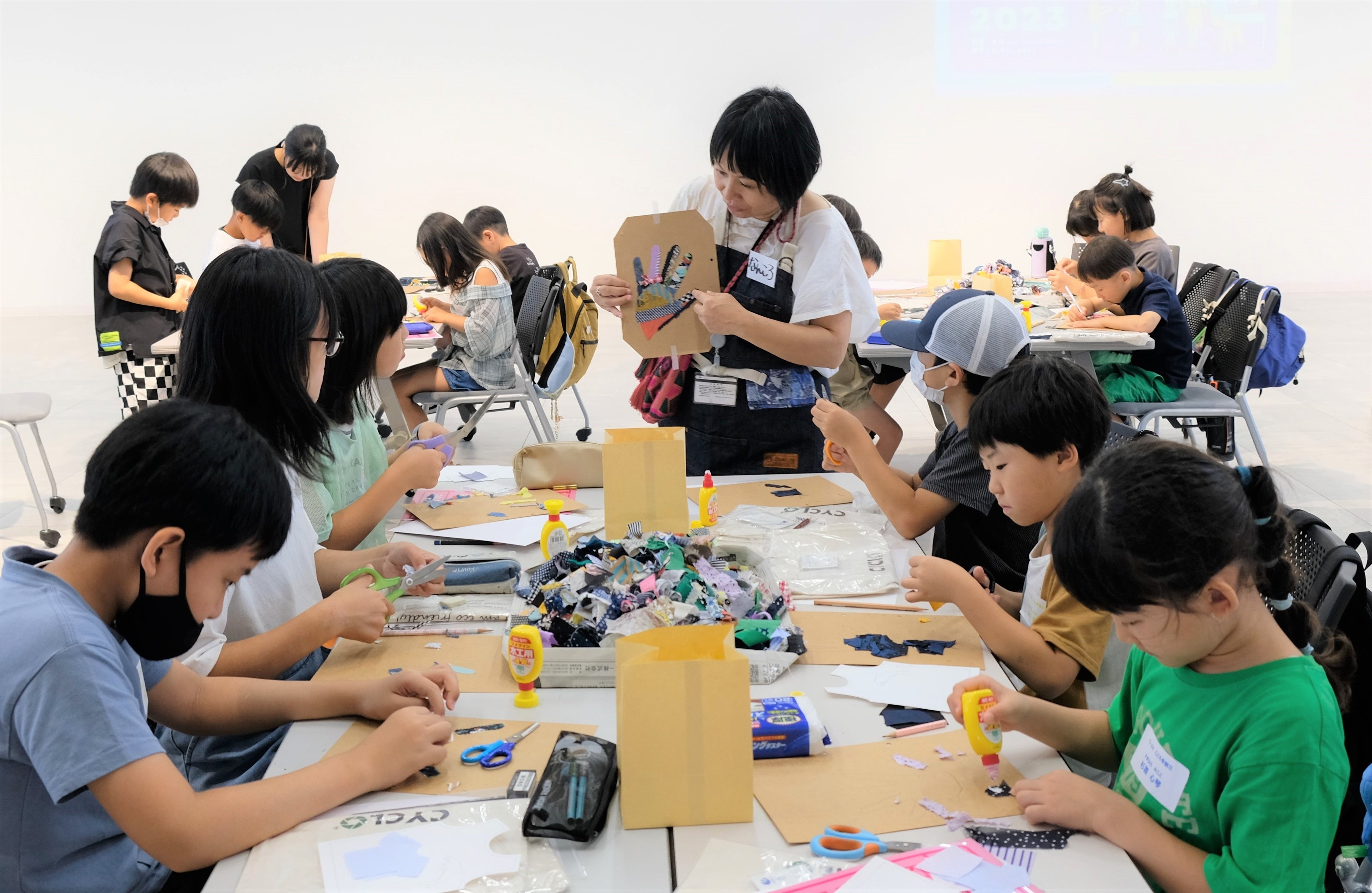 ワールド社員によるこどもたちへのワークショップの様子（ワールド 神戸本社にて）