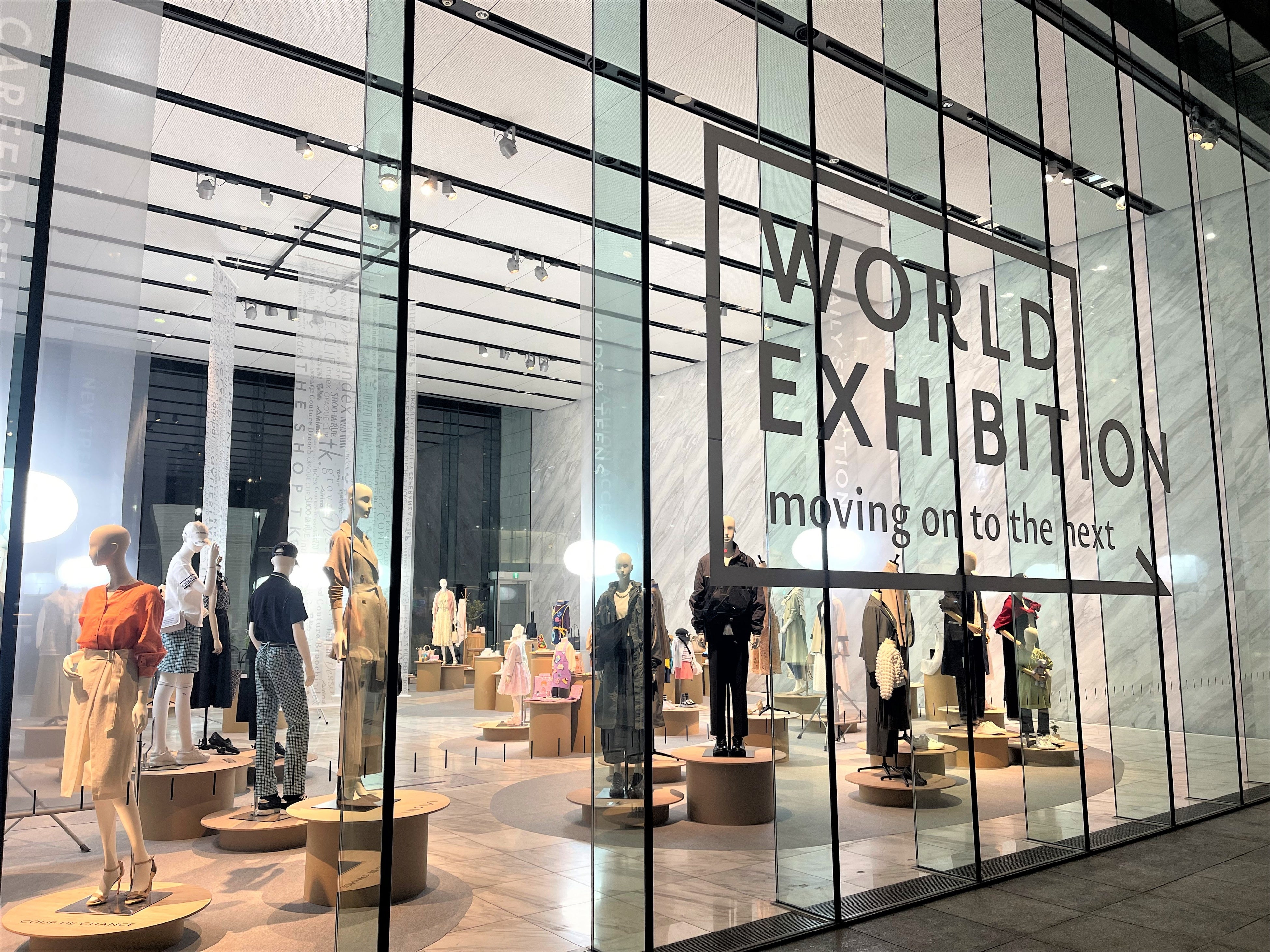 青山通り（246）沿いのウインドウ