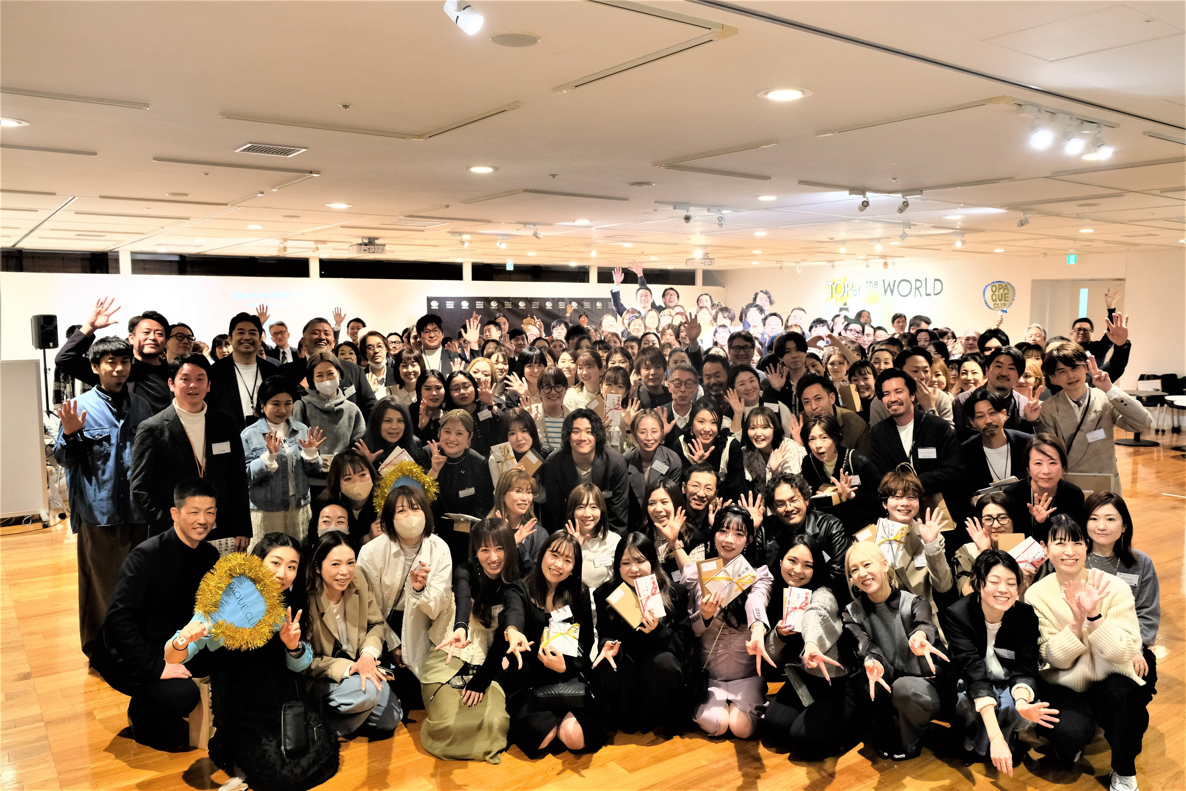 参加したのべ108名のドレッサーと本部スタッフ全員で撮影　（ワールド北青山ビル2階）