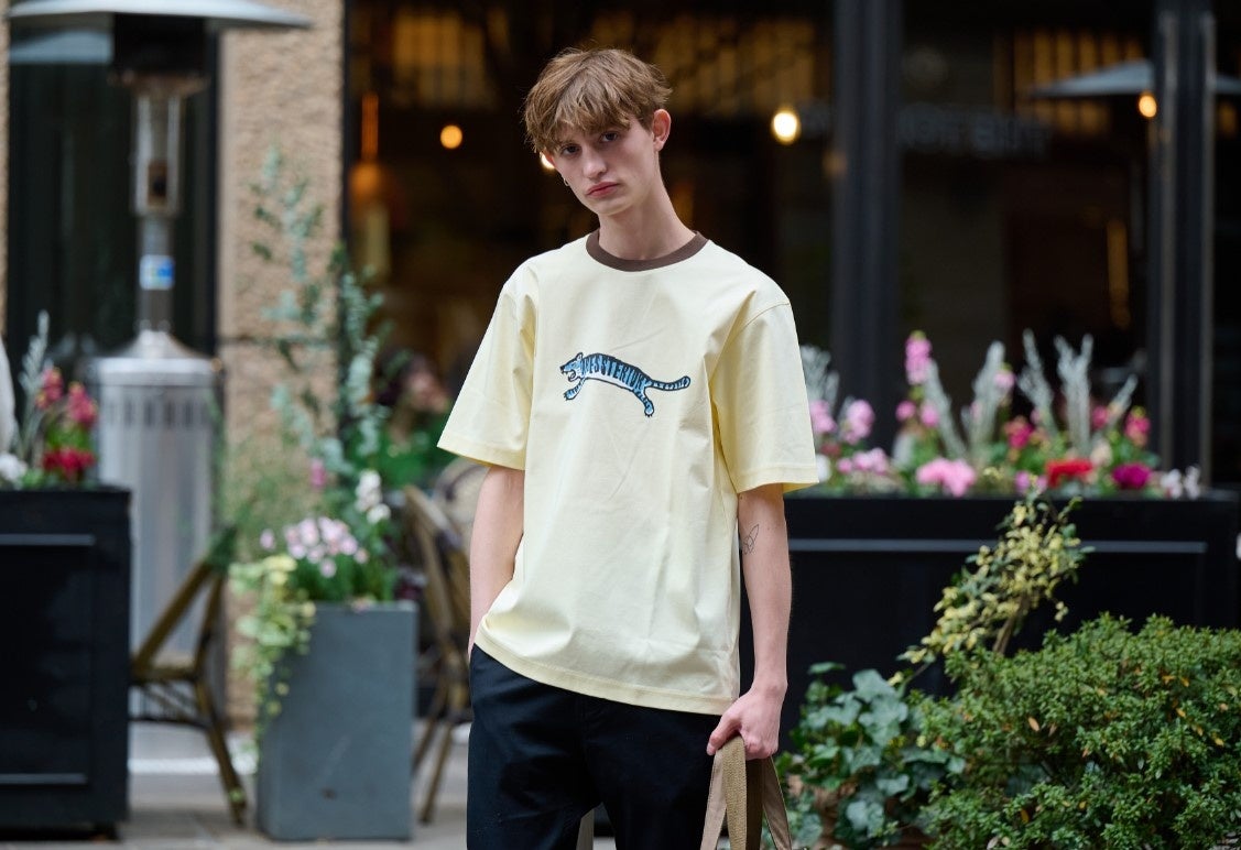 「ドレステリア」2024年春夏商品より　アイスクリアコットンブルータイガーTシャツ　¥7,920（税込） ベーシックアイテムに限らず、発色の良さと生地の光沢感でプリントや様々なアイテムで商品を提案。